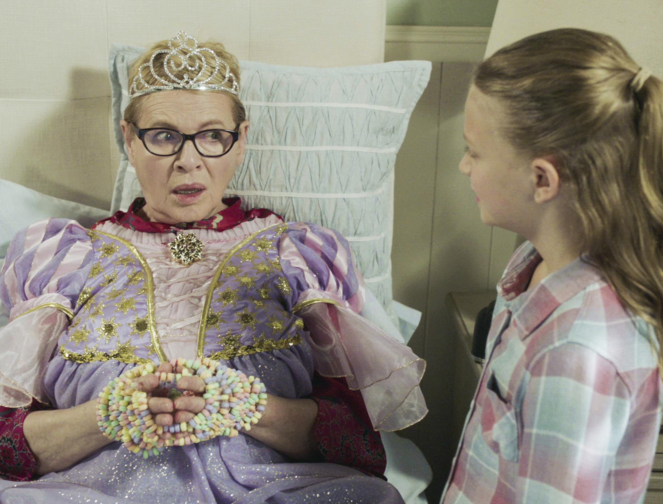 "Misery Turd Name Pills" -- While Joan is bedridden recovering from surgery, she persuades Sophia to spend time with her, which she quickly regrets. Also, Jen and Greg select a name for their new baby only to learn that Matt and Colleen chose the same one; Colleen and Matt invite the family over to get to know Morgan (Joey King); and Heather has a new business idea, on LIFE IN PIECES, Thursday, April 25 (9:30-10:00 PM, ET/PT) on the CBS Television Network. Pictured (L-R): Dianne Wiest as Joan Sh