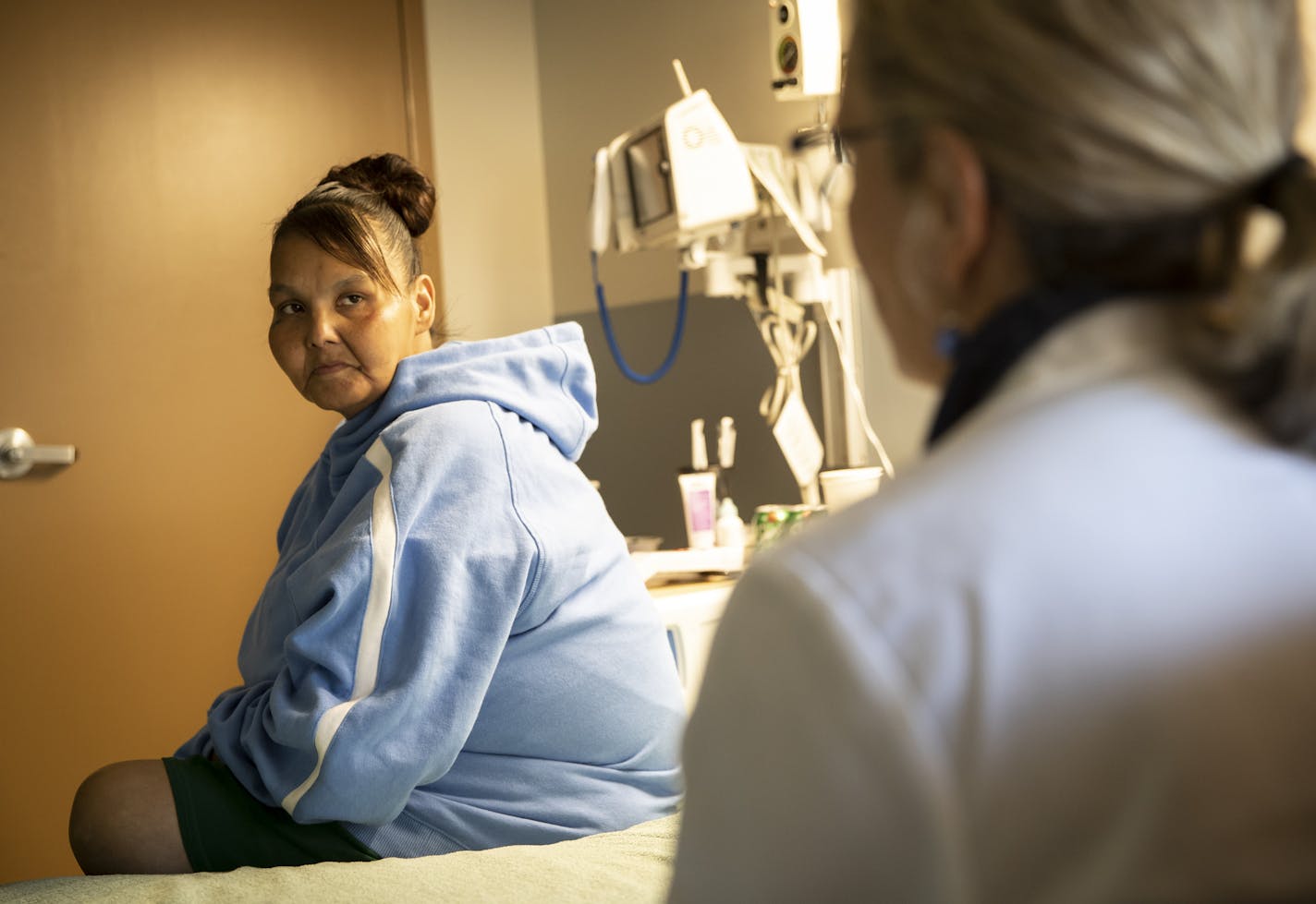 Tonya Rainey, 45, spoke with physician assistant Kitty Earl-Tornianinen about her weekend as she recovers from heroin addiction at Hennepin County Medical Center on Monday, October 15, 2018. ] RENEE JONES SCHNEIDER &#x2022; renee.jones@startribune.com