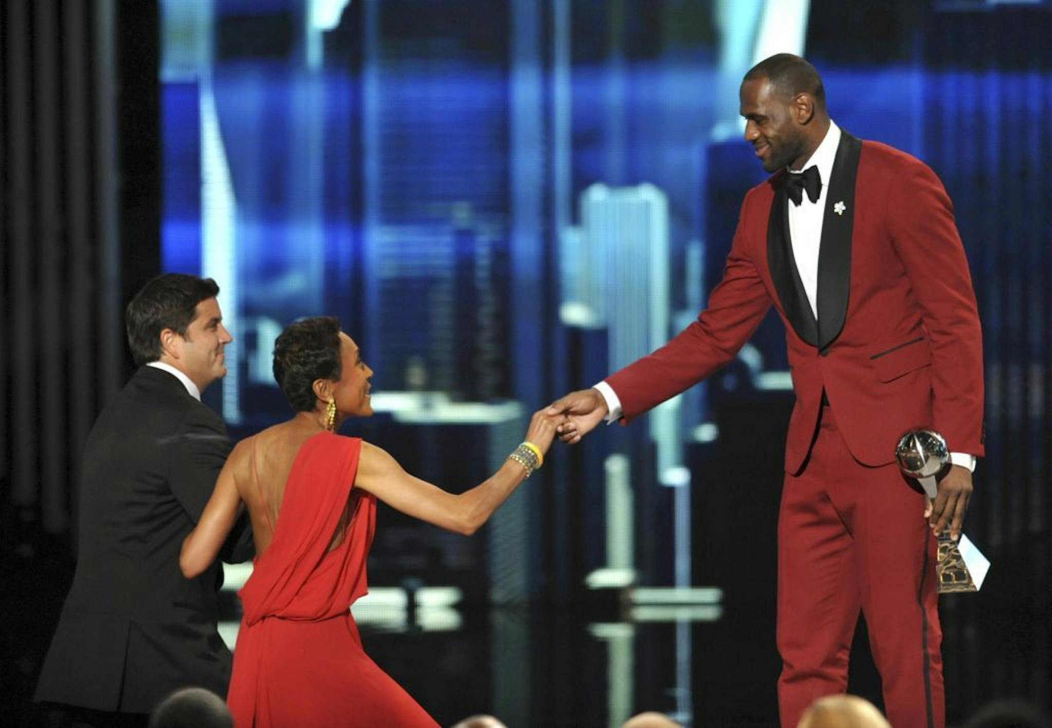 LeBron James, right, presents the Arthur Ashe courage award to Robin Roberts, center, at the ESPY Awards on Wednesday, July 17, 2013, at Nokia Theater in Los Angeles.