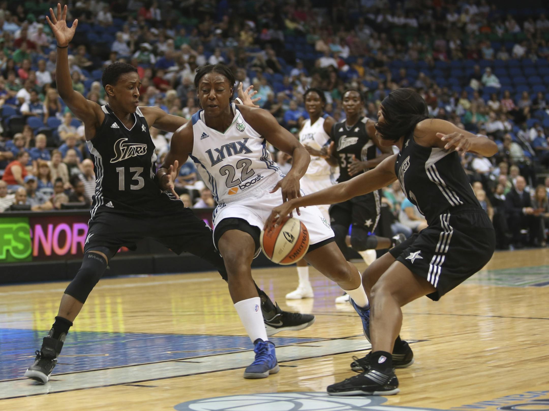 Monica Wright failed on this attempt to split the San Antonio defense Tuesday, but she has the speed to overmatch most rivals.