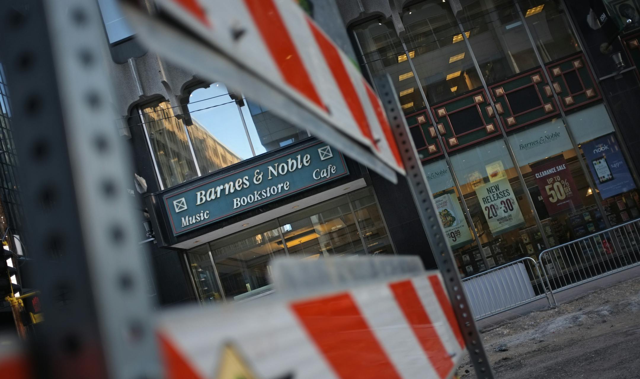 The Barnes & Noble on downtown Nicollet Mall is closing, another blow to downtown retail. ] David Denney - Star Tribune denneda@startribune.com Minneapolis, MN 01/06/17
1002831718 SAXO