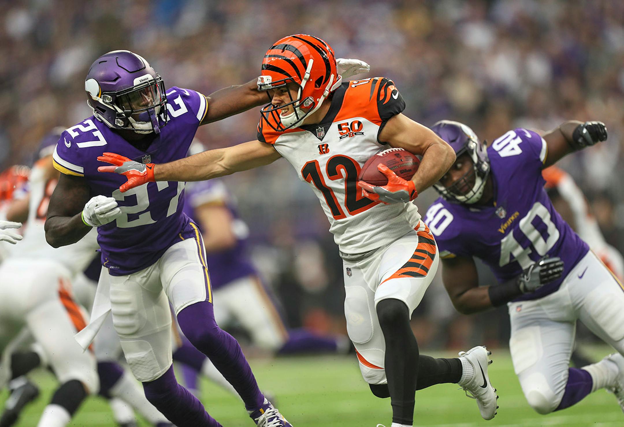 Vikings Jaron Kearse closes in on Bengals Alex Erickson in the 1st quarter.