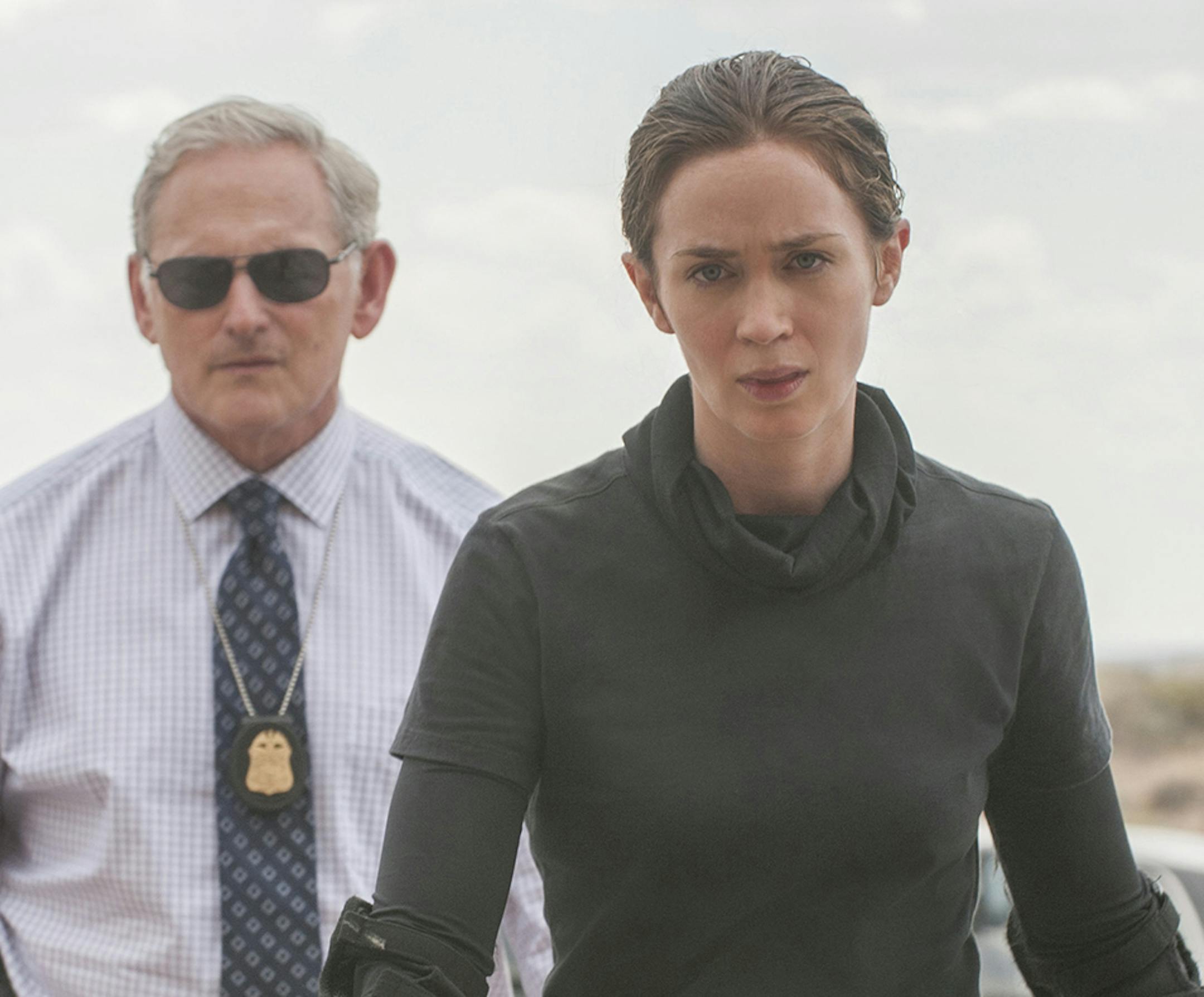 Kate Macer (Emily Blunt, right), Dave Jennings, (Victor Garber, center right), Phil Coopers (Hank Rogerson, center left) and Reggie Wayne (Daniel Kaluuya, left) in SICARIO. Photo Credit: Richard Foreman Jr.