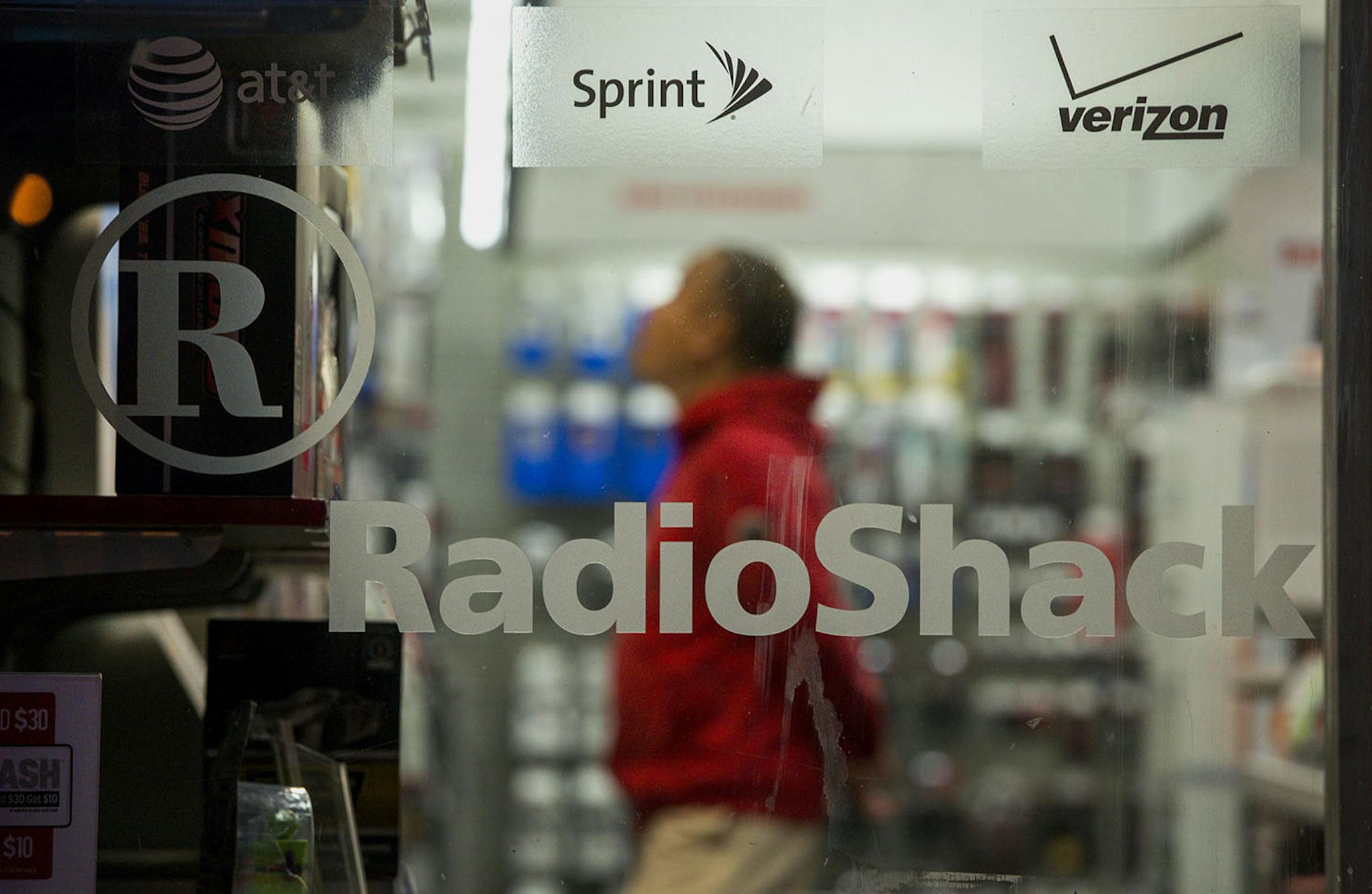 A customer browses inside a RadioShack Corp. store in San Francisco, California, U.S., on Saturday, June 7, 2014. RadioShack Corp. is expected to release earnings figures on June 10.Photographer: David Paul Morris/Bloomberg ORG XMIT: 497066767