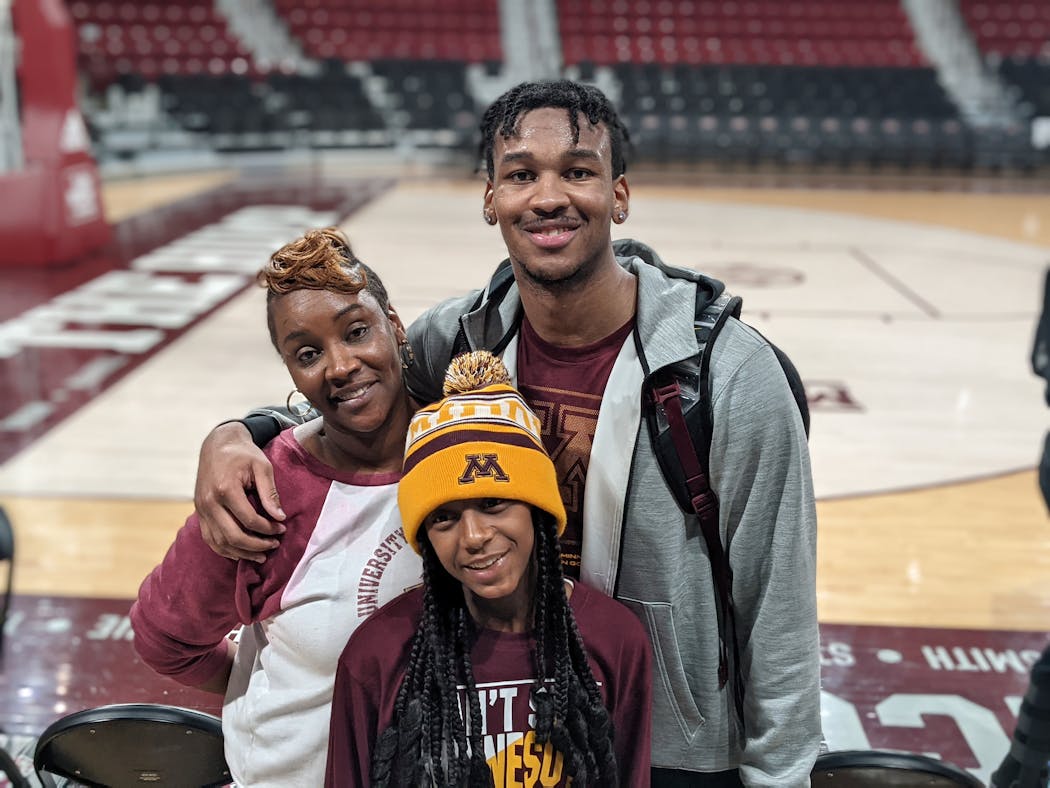 Eric Curry posed with his mother, Audrea Phipps, and younger sister, Keonia, after the Gophers’ win Sunday at Mississippi State.