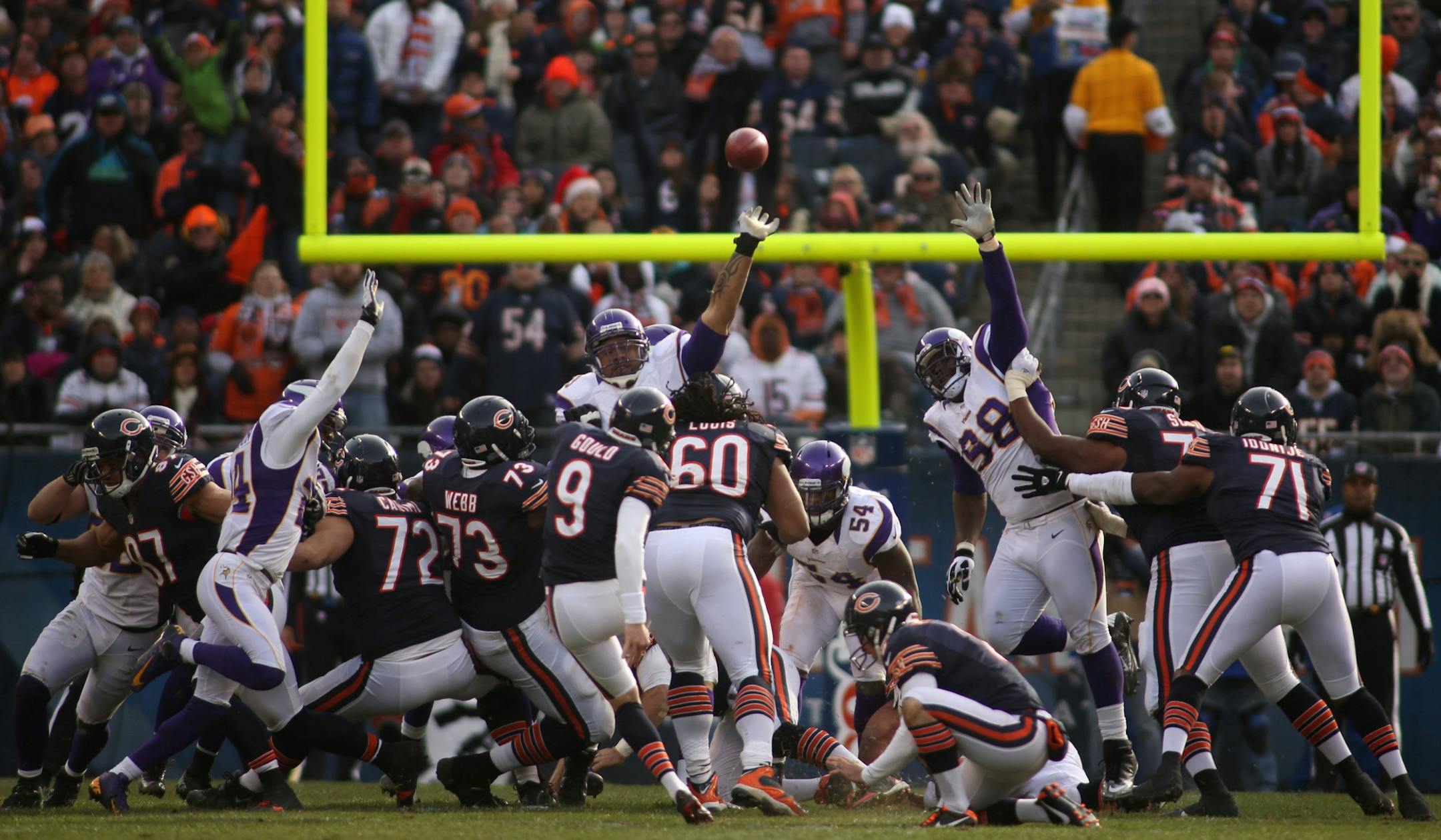 Defensive tackle Kevin Williams blocked a 39-yard field goal attempt by kicker Robbie Gould in the second quarter at Soldier Field in Chicago, Ill.
