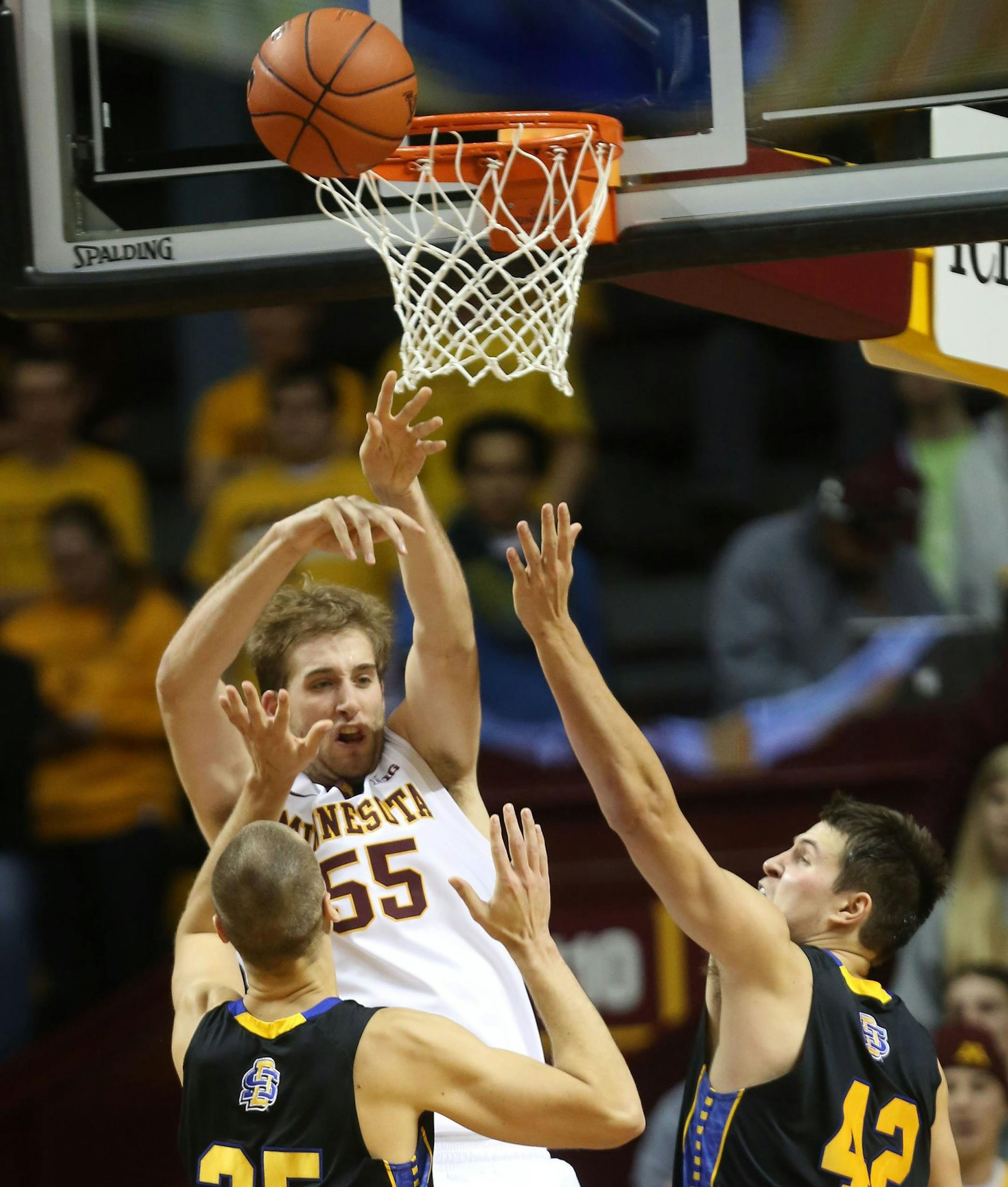 Minnesota Gophers' Elliott Eliason pass the ball over the top of South Dakota State Jackrabbits' defenders during the second half at Williams Arena in Minneapolis on Tuesday, Dec. 10, 2013. (Kyndell Harkness/Minneapolis Star Tribune/MCT) ORG XMIT: 1146606