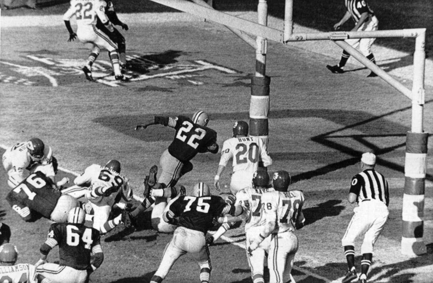 Elijah Pitts (22) scores one of his two TDs in 1967's Super Bowl 1 against Kansas City.