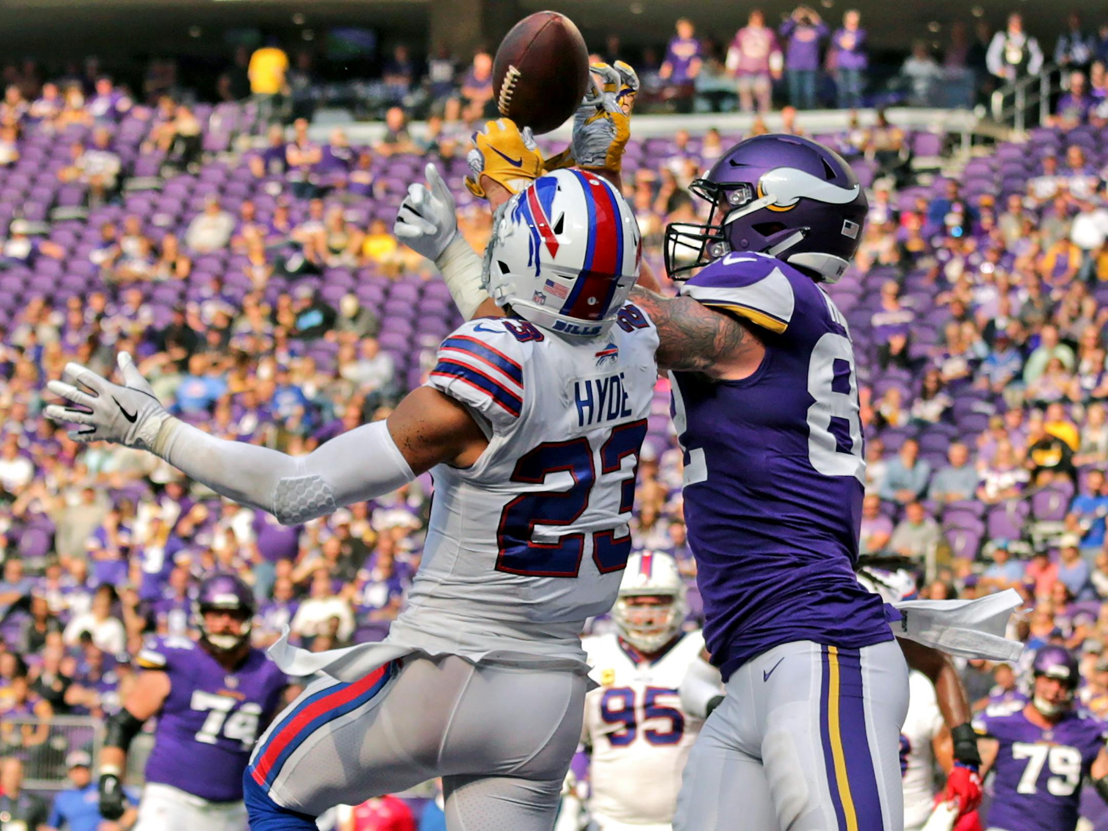 Vikings Kyle Rudolph couldn't get a grip on this 2 point conversion late in the 4th quarter. ] Minnesota Vikings -vs- Buffalo Bills, U.S. Bank Stadium.
BRIAN PETERSON ï brian.peterson@startribune.com
Minneapolis, MN 09/23/2018