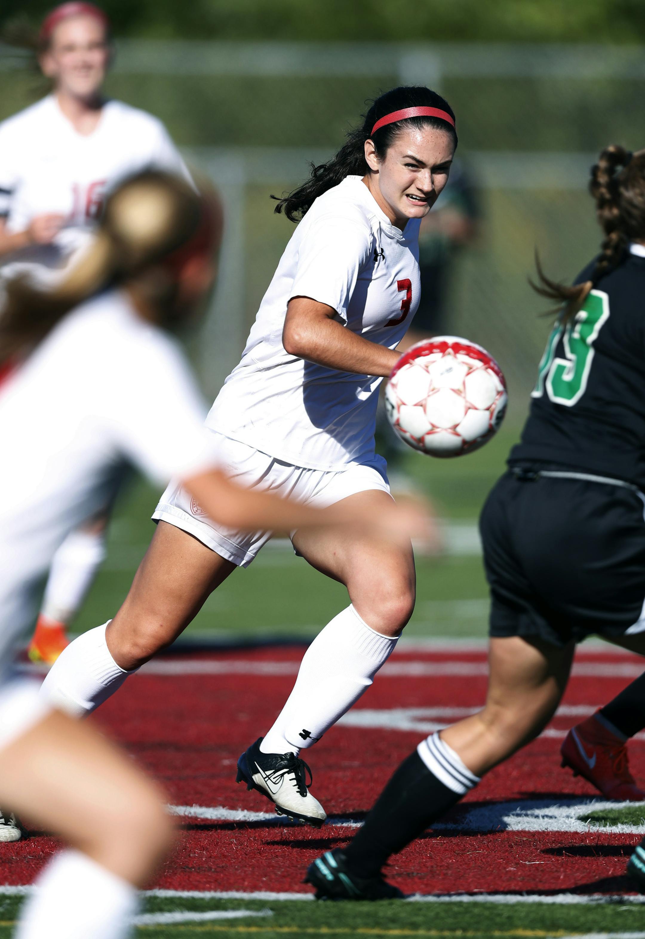 Vivian Shinall of Benilde-St. Margaret ran down the field against a Hill-Murray soccer match Tuesday August 30, 2016 in St. Louis Park MN.] Benilde-St. Margaret hosted Hill-Murray in girlís soccer. Jerry Holt / jerry.Holt@Startribune.com