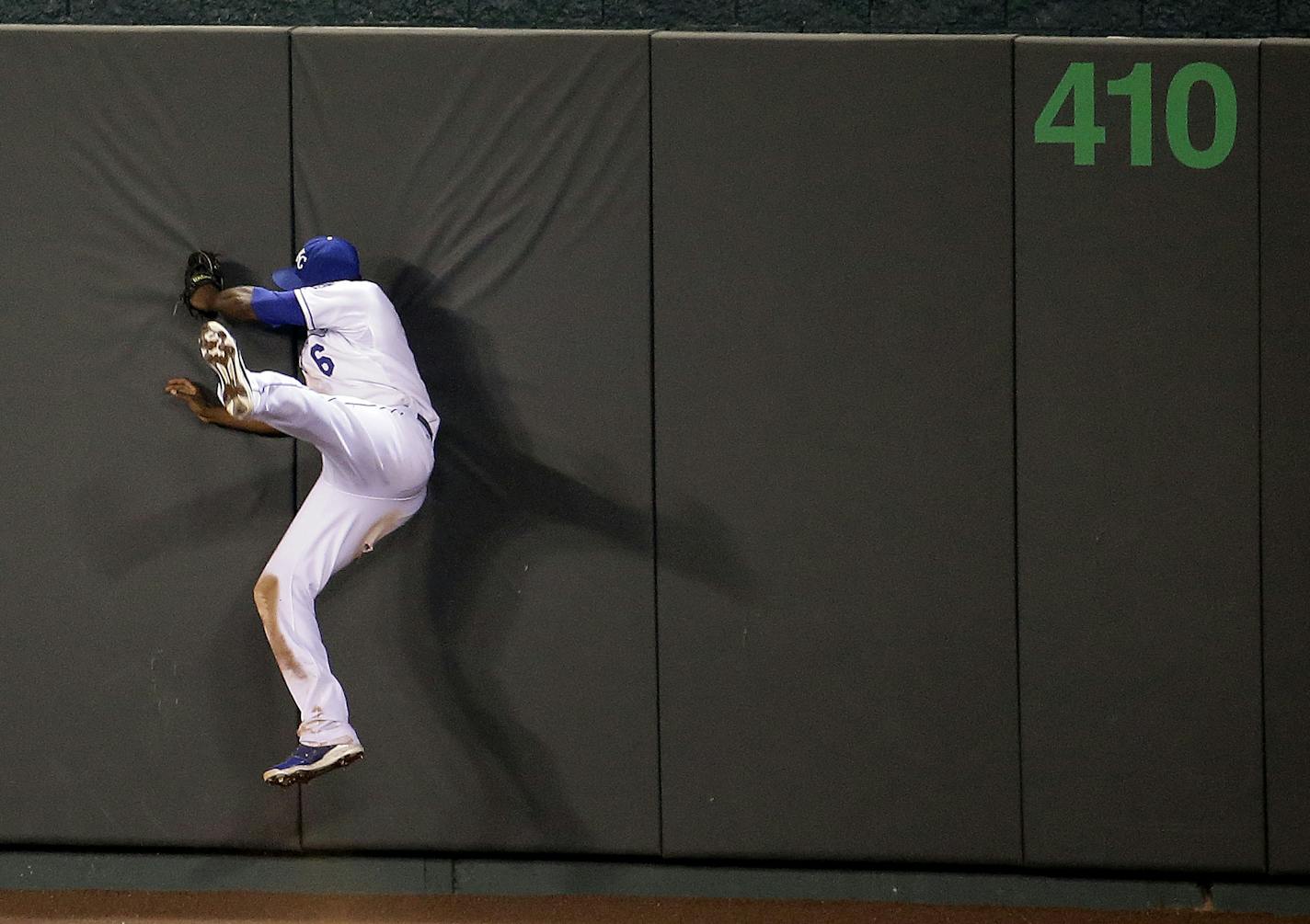 Kansas City Royals center fielder Lorenzo Cain catches a fly ball for the out on Minnesota Twins' Oswaldo Arcia during the seventh inning of a baseball game Thursday, Aug. 28, 2014, in Kansas City, Mo. (AP Photo/Charlie Riedel)