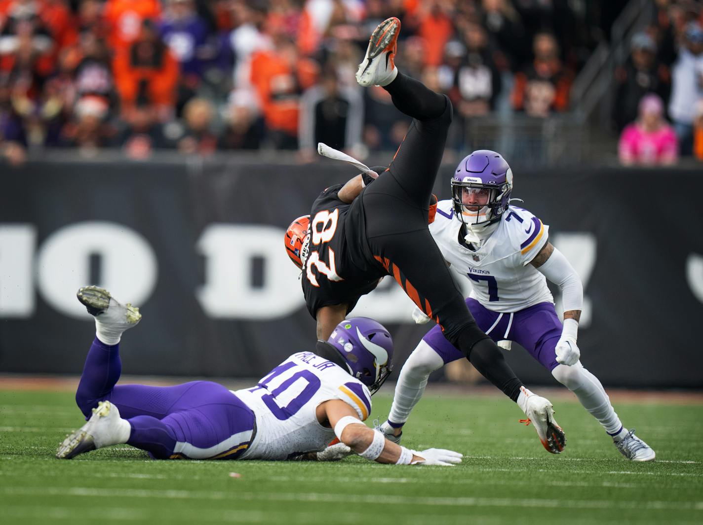 Minnesota Vikings linebacker Ivan Pace Jr. (40) upended Cincinnati Bengals running back Joe Mixon (28) in the fourth quarter Saturday December ,16 ,2023 in,Cincinnati, OH. ] JERRY HOLT • jerry.holt@startribune.com