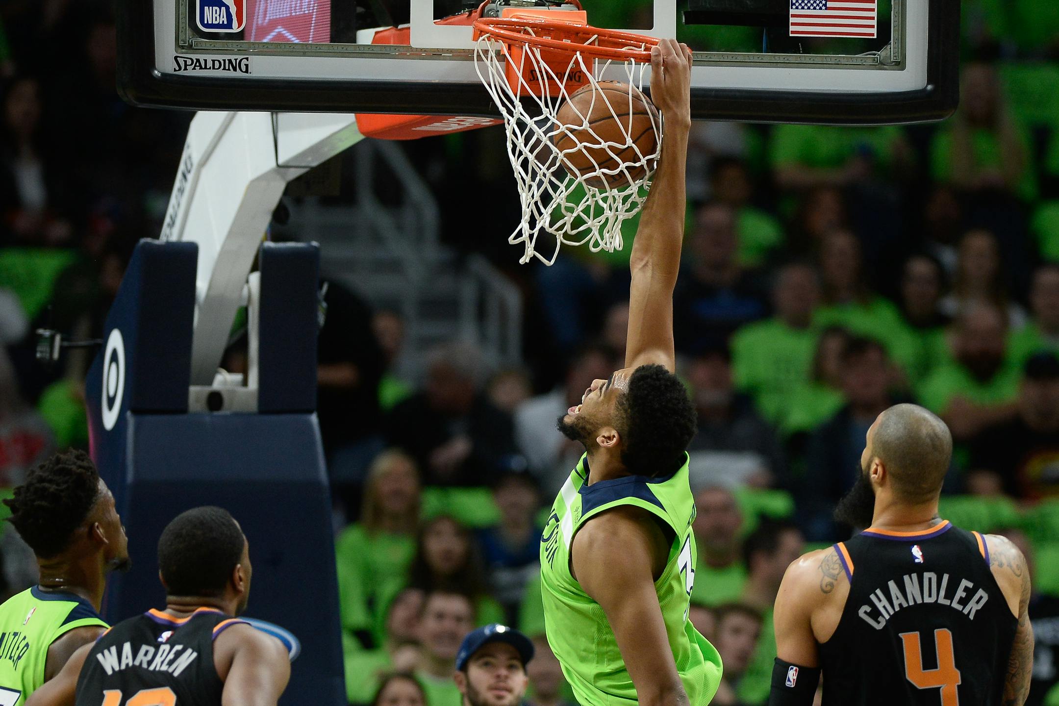Minnesota Timberwolves center Karl-Anthony Towns (32) dunked the ball in the first quarter against the Phoenix Suns. ] AARON LAVINSKY � aaron.lavinsky@startribune.com The Minnesota Timberwolves played the Phoenix Suns on Saturday, Dec. 16, 2017 at Target Center in Minneapolis, Minn.