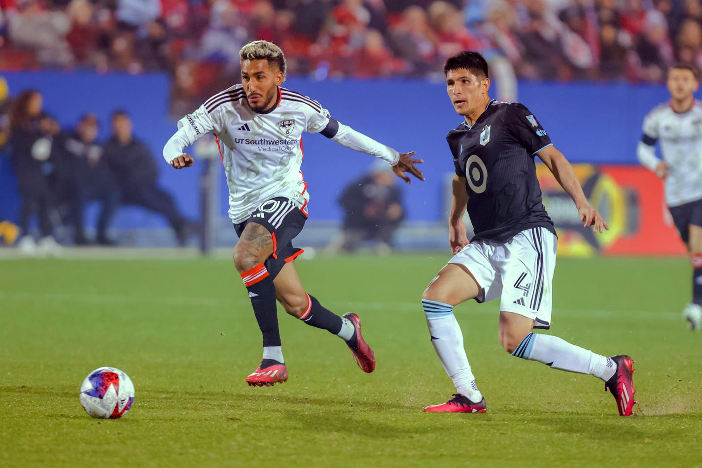 Minnesota United defender Micky Tapias, right, played defense against FC Dallas forward Jesús Ferreira on Saturday.