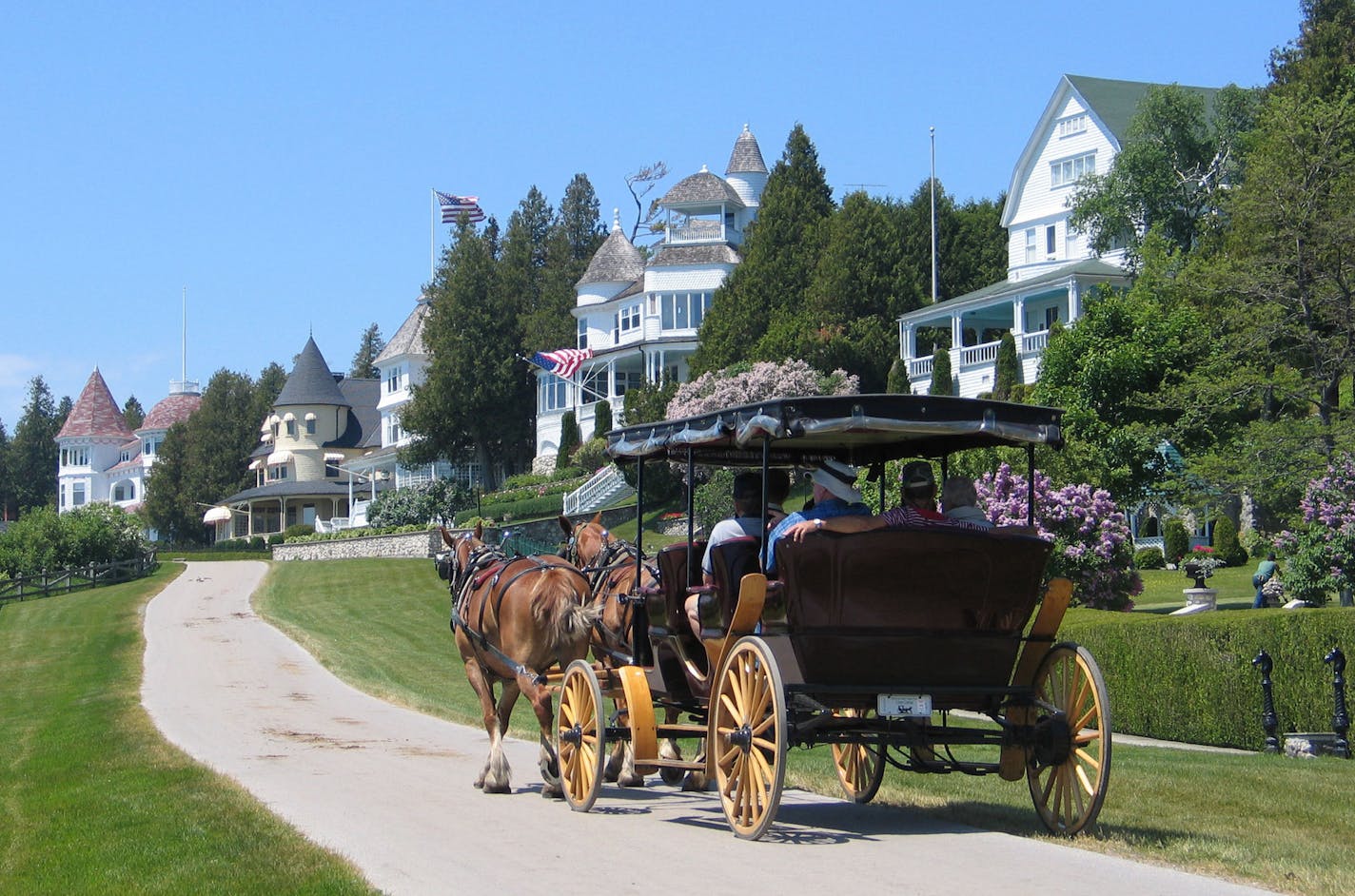 A horse-drawn carriage passes by the mansions overlooking Lake Huron on West Bluff Road, at Mackinac Island, Michigan. (Jay Clarke/Miami Herald/MCT) ORG XMIT: 1033215