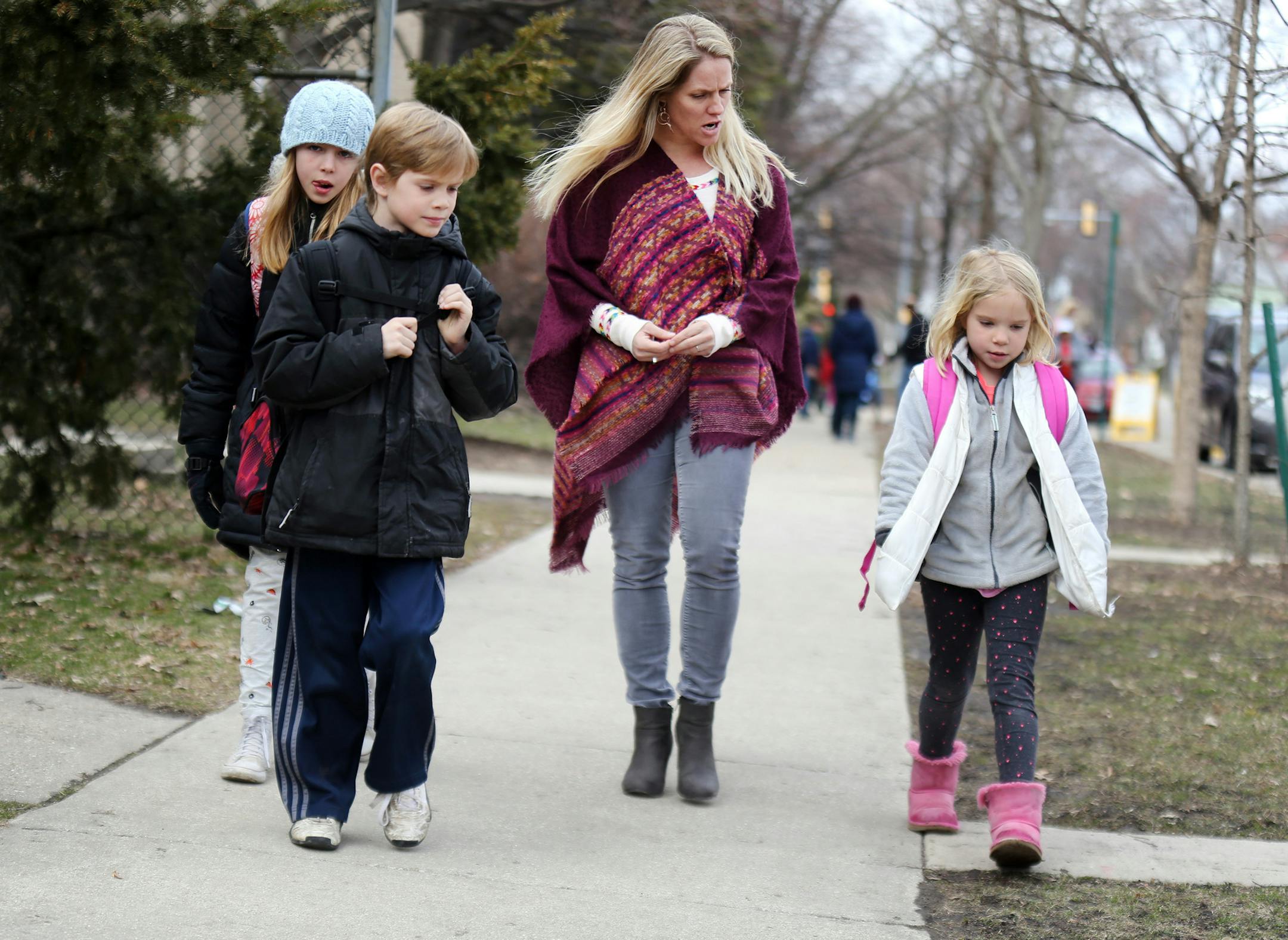 Kelley Kitley walks home after picking up three of her four children from grammar school, Maggie, 10, Murphy, 7 and Emma, 5, in Oak Park, Ill., on Tuesday, April 10, 2018. (Nuccio DiNuzzo/Chicago Tribune/TNS) ORG XMIT: 1228938