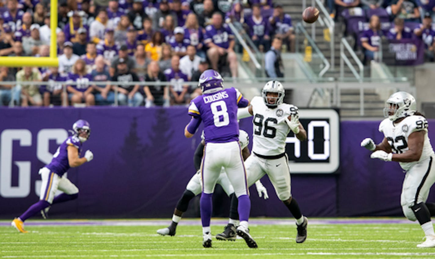 Minnesota Vikings quarterback Kirk Cousins (8) threw a 35-yard touchdown pass to Adam Thielen in the first quarter.