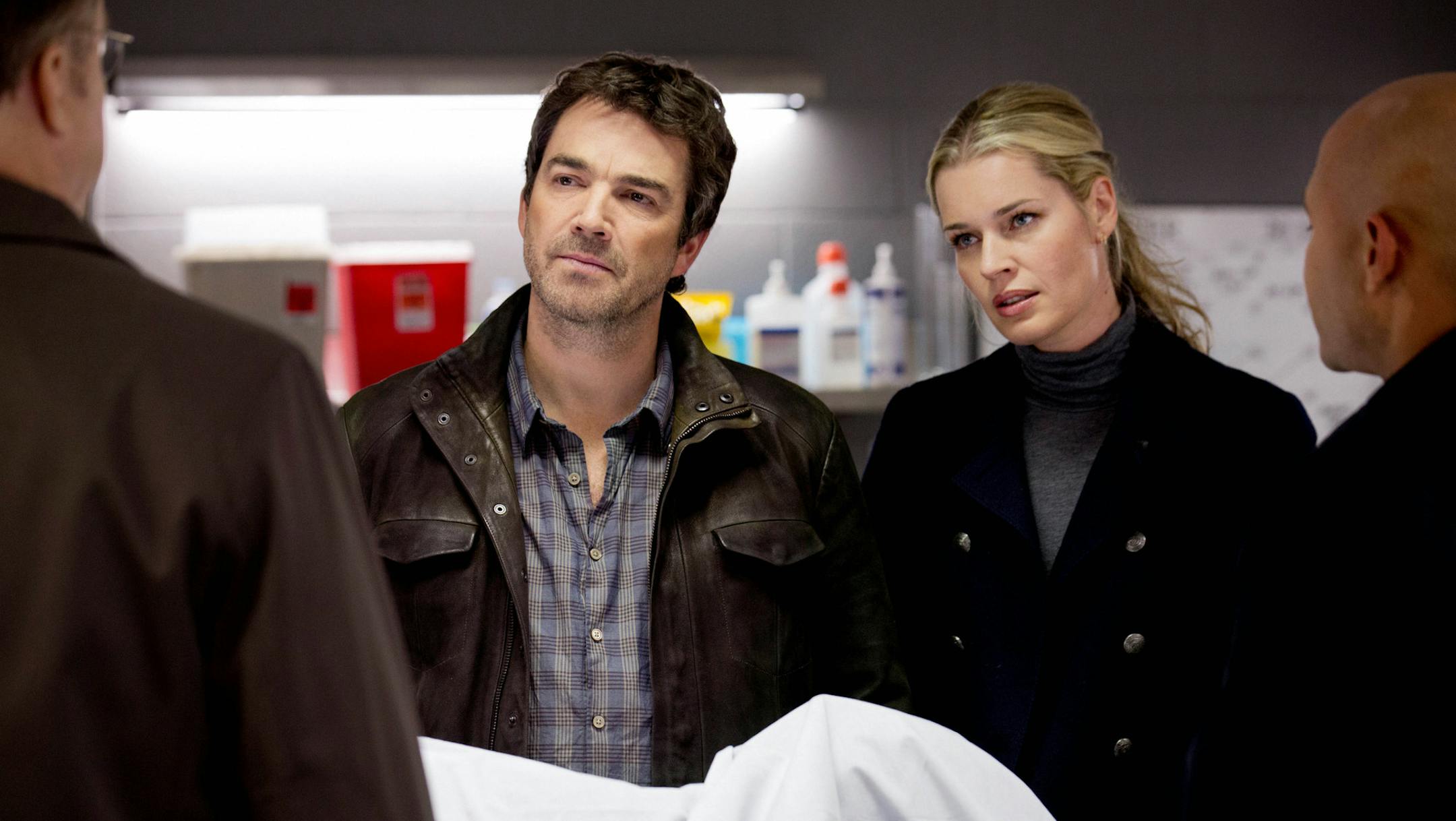 "King & Maxwell" - Pilot - Sc. 5 Sean, Michelle, Rigby & Carter visit & discuss the dead Ted Bergin # 1 Jon Tenney as Sean King # 2 Rebecca Romijn as Michelle Maxwell