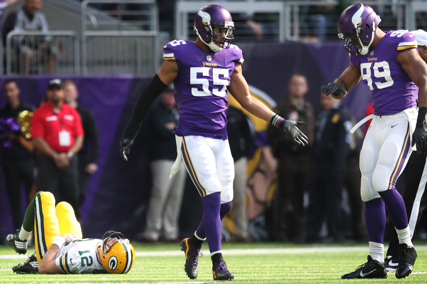 The Vikings' Anthony Barr (55, with Danielle Hunter) hit Packers QB Aaron Rodgers just after he threw a first-quarter pass. The news got worse for Green Bay: Rodgers broke his collarbone on the play.