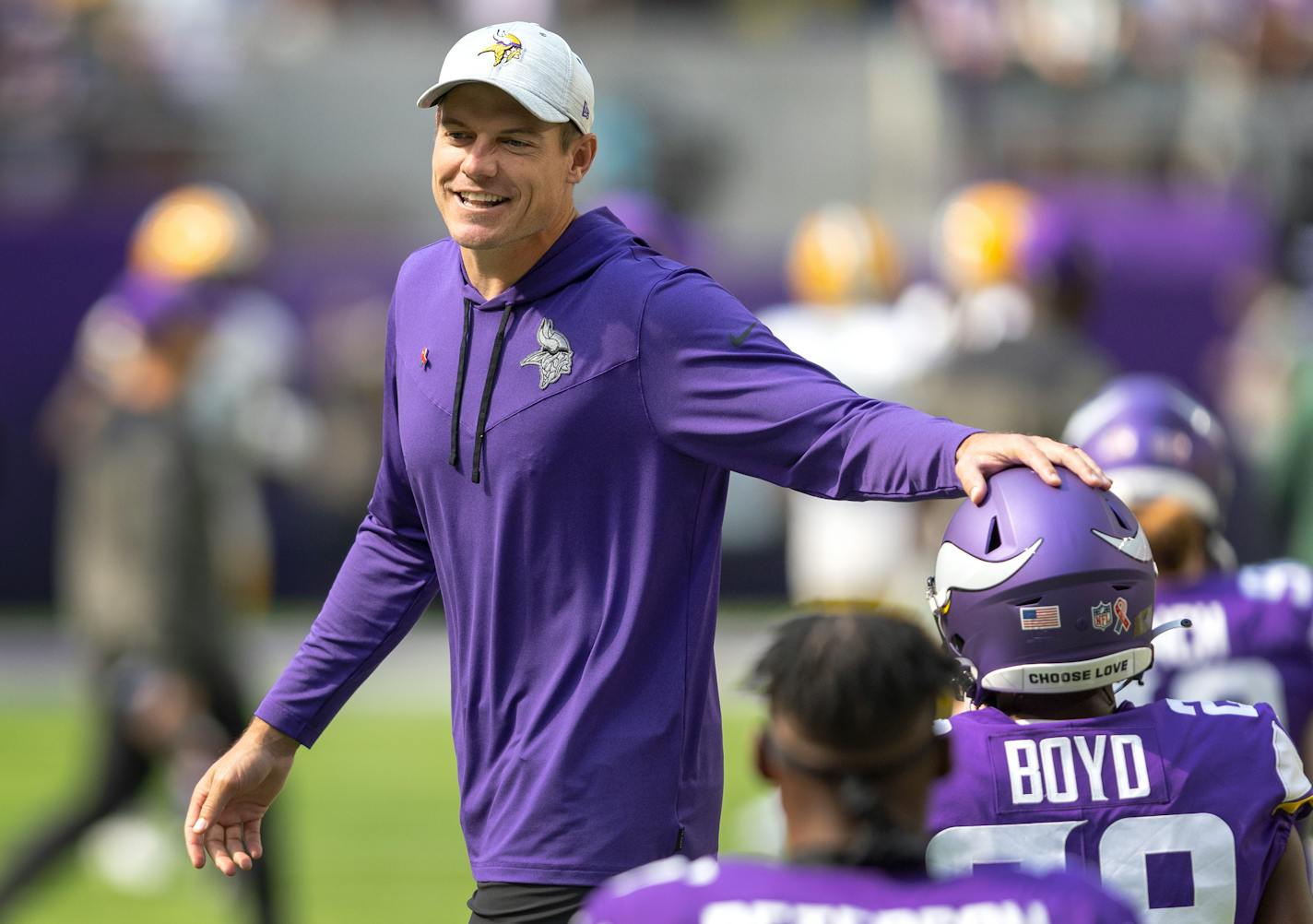 Minnesota Vikings head coach Kevin O'Connell greeted players during pregame warmups Sunday, September 11, 2022, at U.S. Bank Stadium in Minneapolis, Minn. ] CARLOS GONZALEZ • carlos.gonzalez@startribune.com