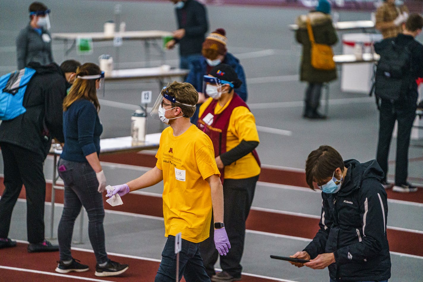 At the University of Minnesota Field House, about 2000 students, staff, and faculty took saliva COVID-19 tests last week before the university locks down and goes to virtual learning for the rest of the semester.] RICHARD TSONG-TAATARII • richard.tsong-taatarii@startribune.com