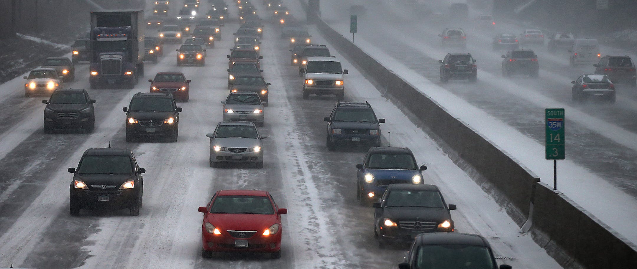 Traffic slowed on 35W northbound, as a snow storm made its way through the Twin Cities, Tuesday, March 3, 2015 in Minneapolis, MN. ] (ELIZABETH FLORES/STAR TRIBUNE) ELIZABETH FLORES • eflores@startribune.com