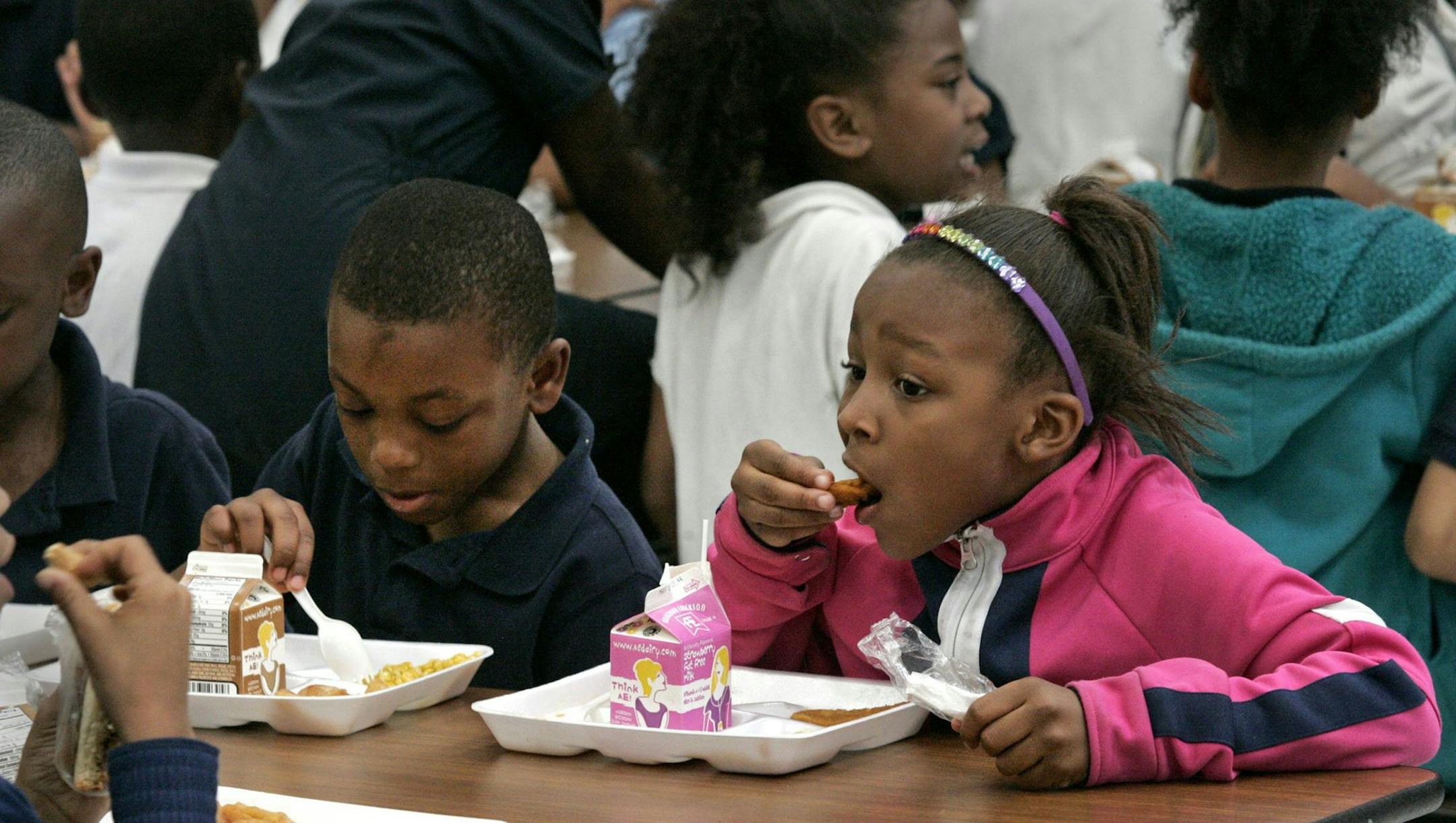 Second-graders Jaloni Smith and Mira Stuckey eat lunch at Dobbs Elementary School in Kansas City, Mo. USDA regulations on nurtition in school lunches causes angst among cafeteria nutritionists. (Kansas City Star/MCT)