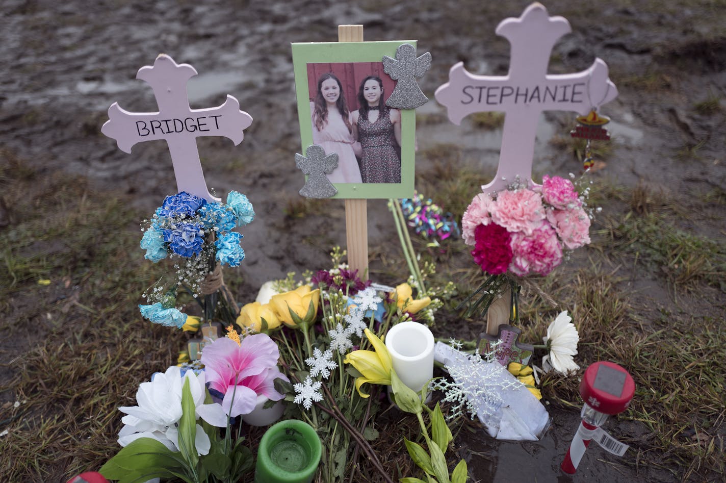 A memorial for Bridget Giere,16, and Stephanie Carlso, 16 who were killed in a traffic accident last week at Highway 96, and Old Highway 10, December 05,2016 in Arden Hills , MN. ] Jerry Holt / jerry. Holt@Startribune.com