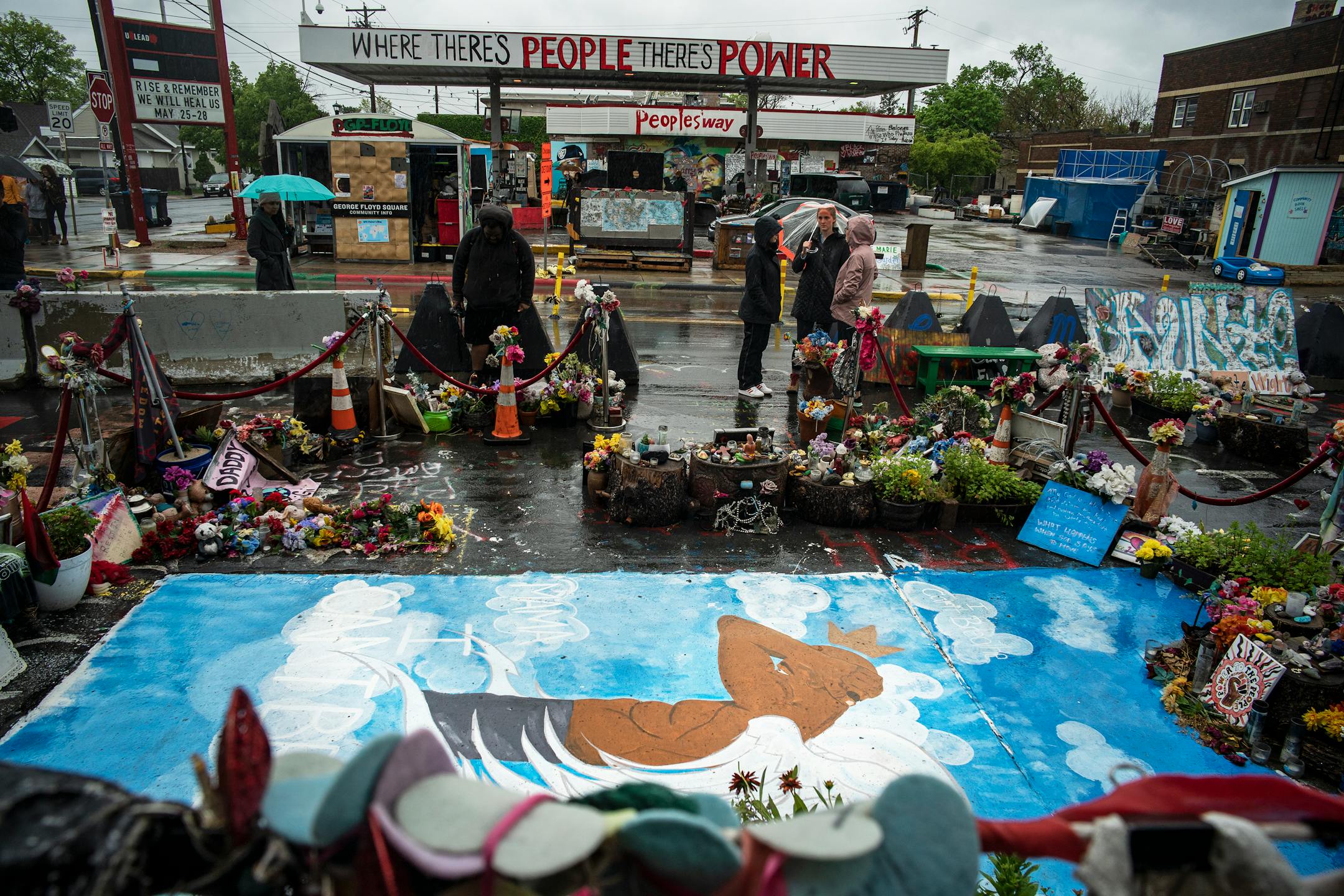 Individuals arrive to pay their respects on the anniversary of George Floyd's death at GF Square in Minneapolis, Minn., on Wednesday, May 25, 2022. Today is the two-year anniversary of George Floyd's murder.] RICHARD TSONG-TAATARII • richard.tsong-taatarii@startribune.com