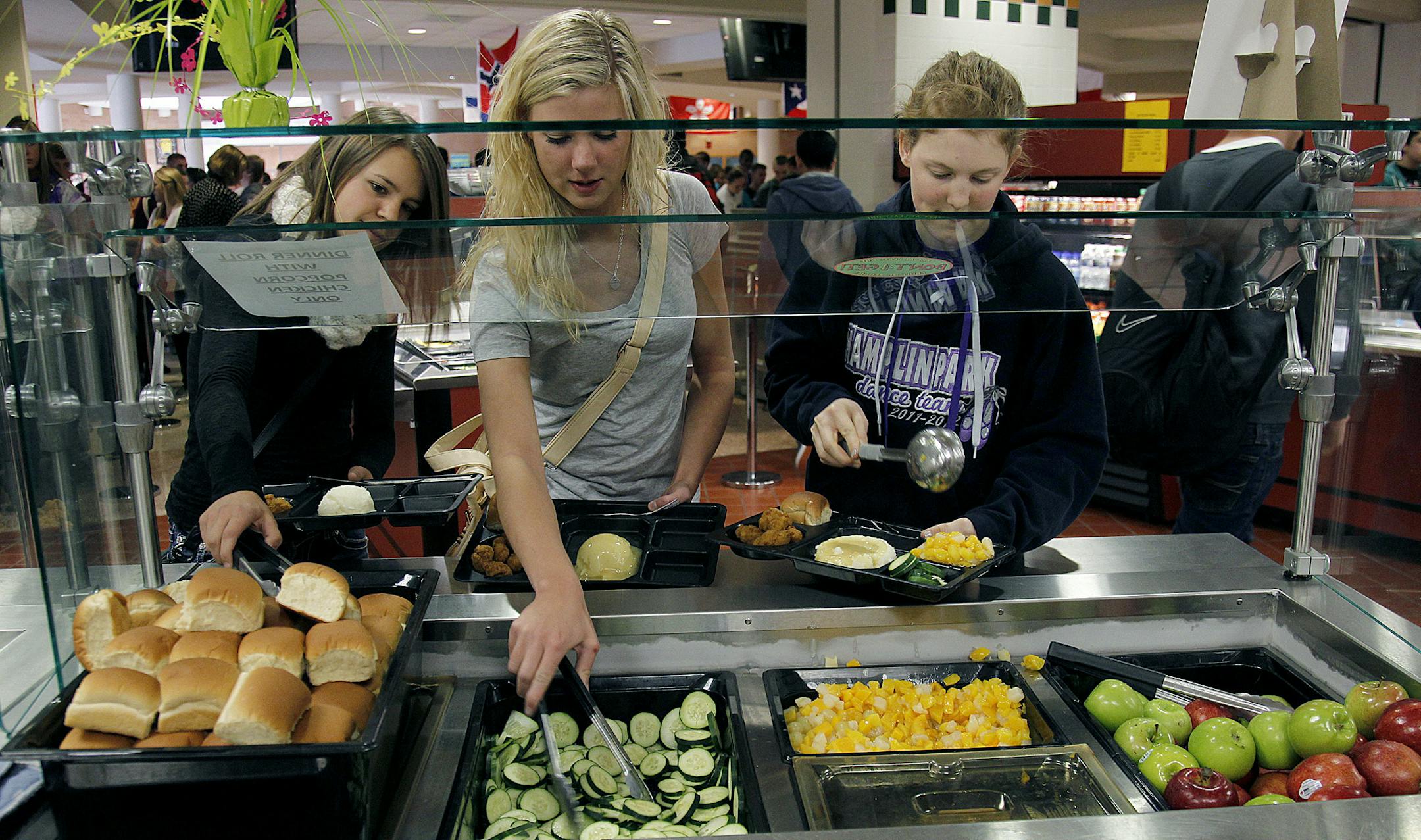 Students were required to place a certain amount of fruits and vegetables on their trays during lunch at Champlin Park High School, in Champlin, MN, Tuesday, April 23, 2013. (ELIZABETH FLORES/STAR TRIBUNE) ELIZABETH FLORES • eflores@startribune.com