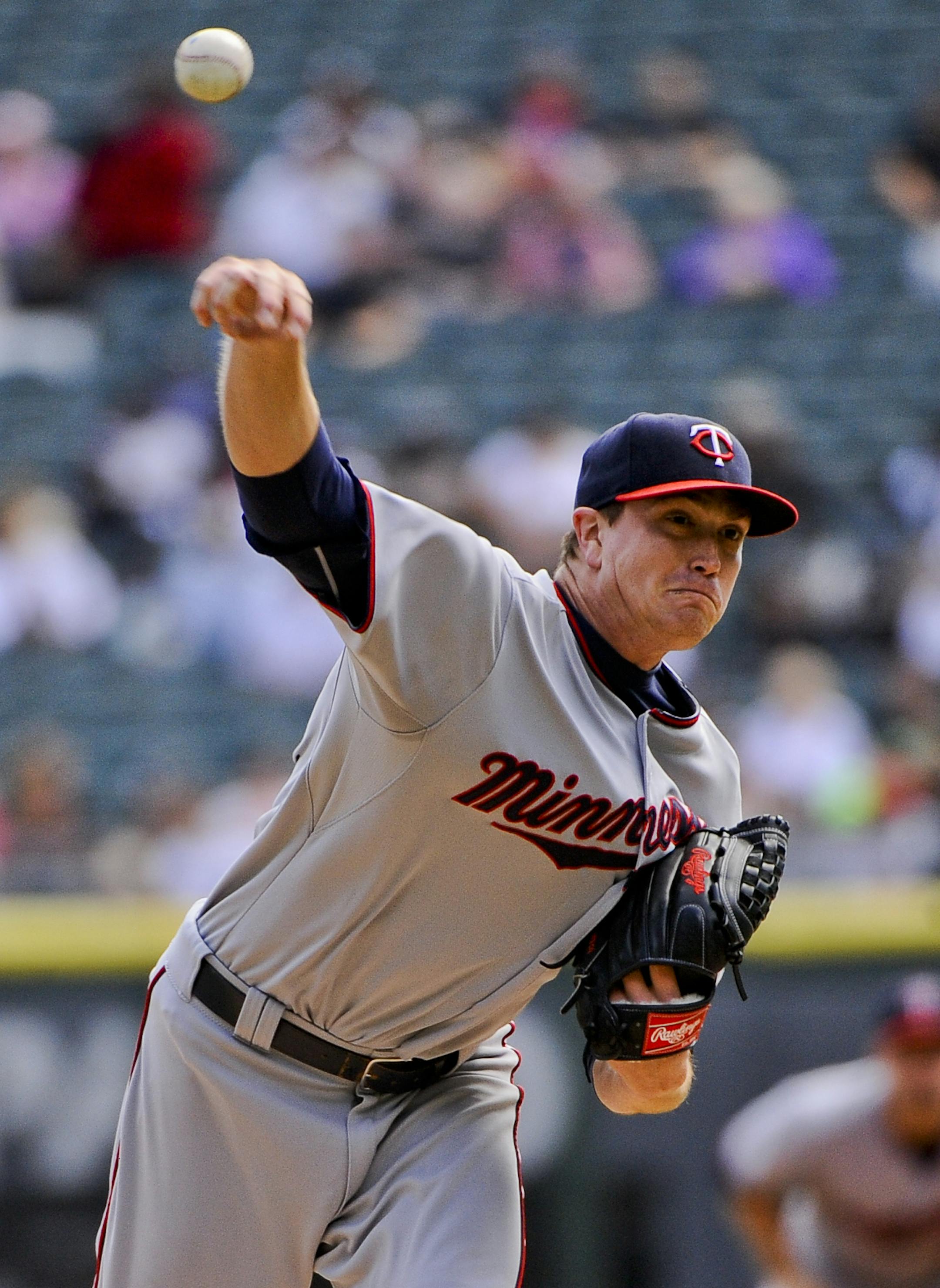 Minnesota Twins starting pitcher Kyle Gibson delivers in the first inning of a baseball game against the Chicago White Sox, Sunday, Sept. 13, 2015, in Chicago. (AP Photo/Matt Marton)