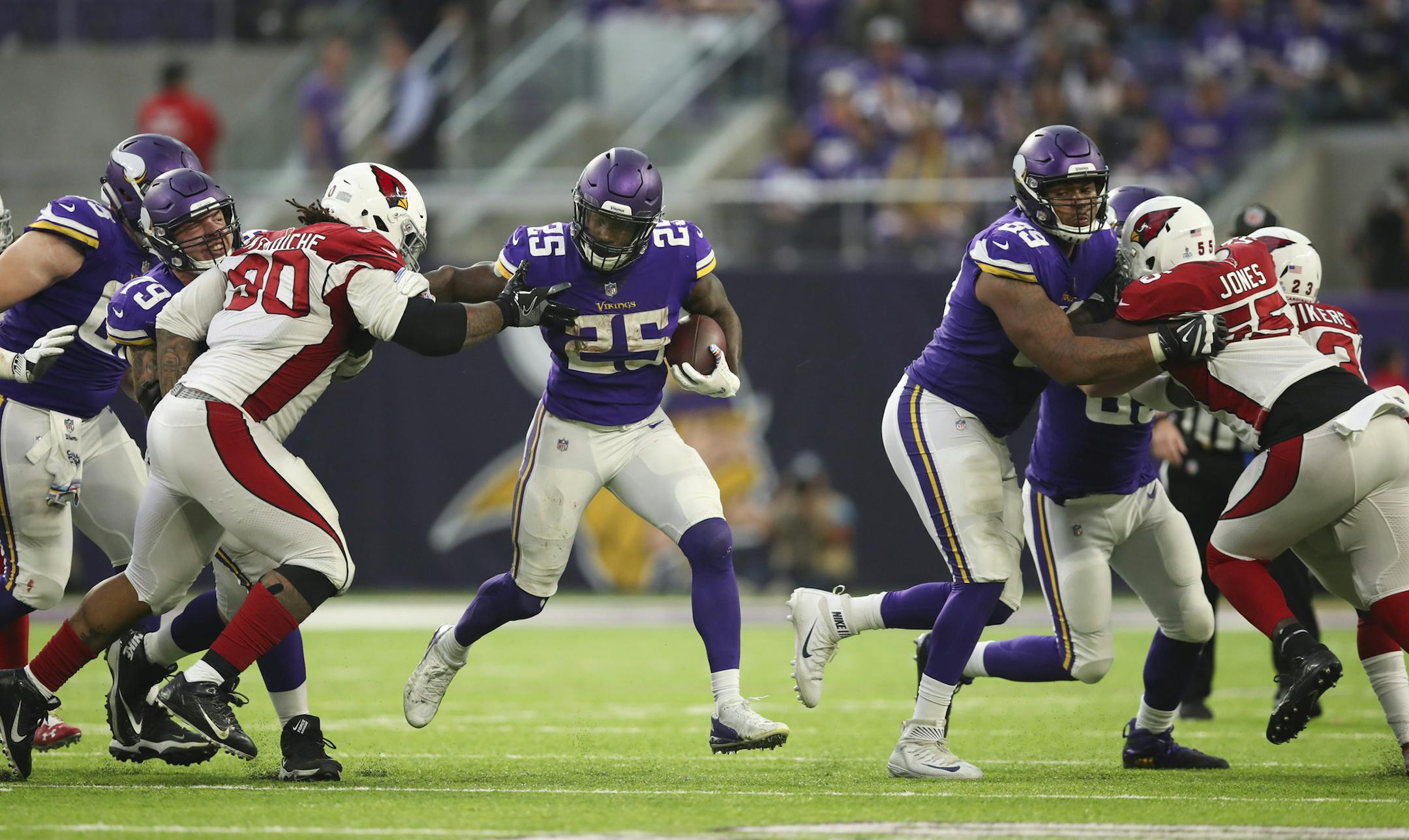 Minnesota Vikings running back Latavius Murray (25) pushed off Arizona Cardinals defensive tackle Robert Nkemdiche (90) while gaining 28 yards on a late fourth quarter run. ] JEFF WHEELER ï jeff.wheeler@startribune.com The Minnesota Vikings defeated the Arizona Cardinals 27-17 in an NFL football game Sunday afternoon, October 14, 2018 at U.S. Bank Stadium in Minneapolis.