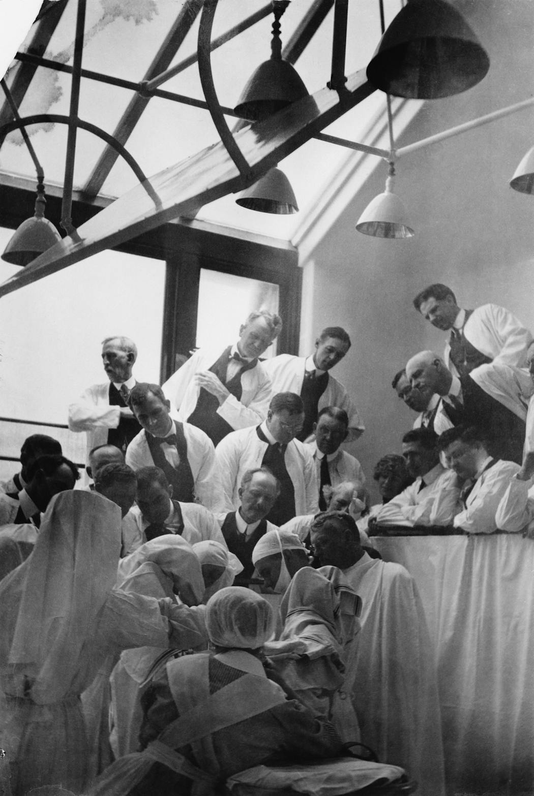 Physicians observed an operation by Dr. Charles H. Mayo in 1913.