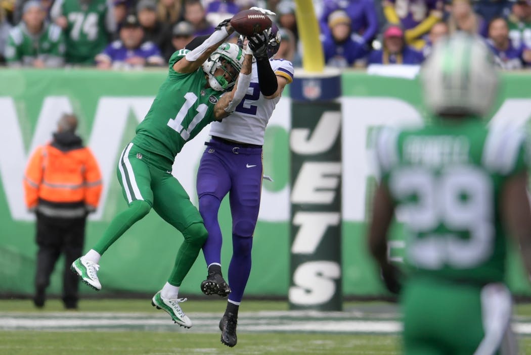 Jets wide receiver Robby Anderson catches pass in front of the Vikings' Harrison Smith during the first half