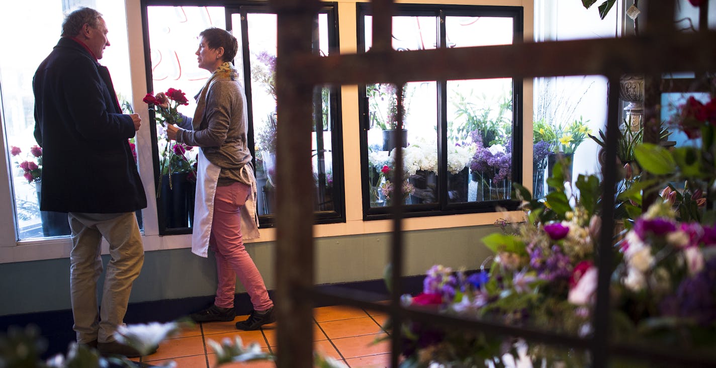 Steve Cox, of St. Paul, shopped for a bouquet of long stem red roses with the help of florist Wanda Kern at Fleur de Lis Flowers Friday afternoon. Cox has been shopping at Fleur de Lis Flowers for the past five years and Kern has been working there for a month and a half. ] (AARON LAVINSKY/STAR TRIBUNE) aaron.lavinsky@startribune.com From 2001 to 2014, Minnesota saw the nation's third biggest employment drop at florists -- nearly 65 percent -- due to more florists at grocery stores and, of cours