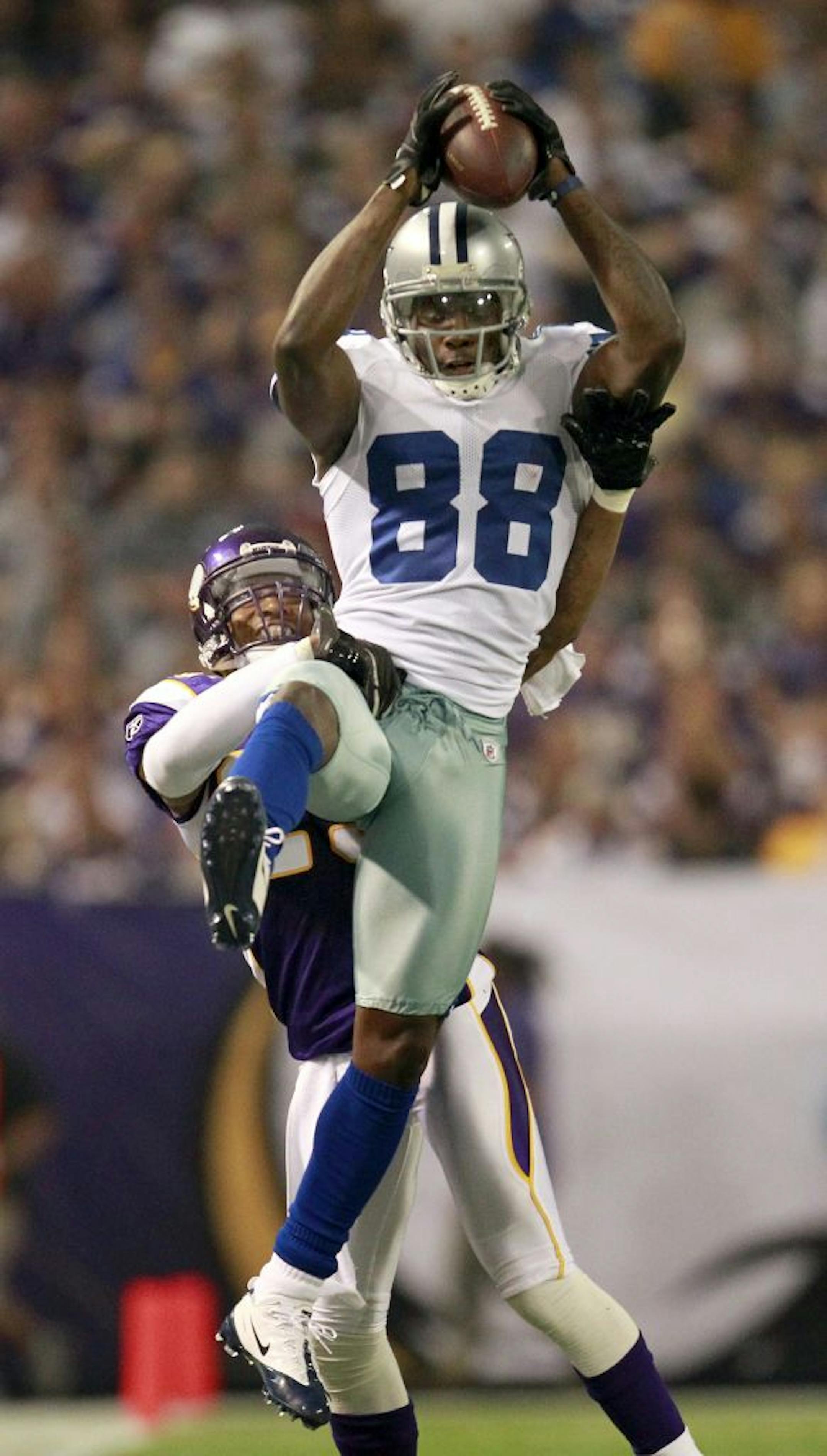 Cowboys wide receiver Dez Bryant (88) caught a pass while being defended by Vikings cornerback Cedric Griffin (23).