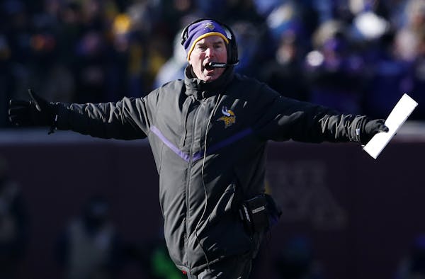 Minnesota Vikings coach Mike Zimmer reacted to the spot of the ball in the second quarter. ] CARLOS GONZALEZ &#xef; cgonzalez@startribune.com - Januar