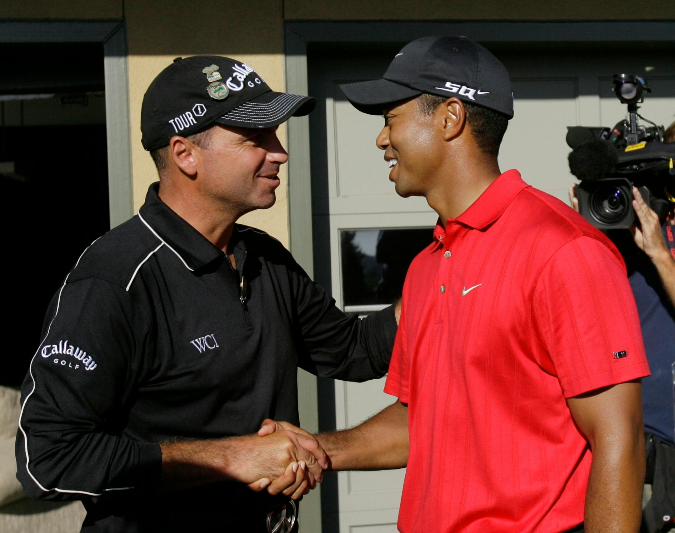Rocco Mediate, left, shook hands with Tiger Woods after both players finished the fourth round of the US Open at 1 under par.