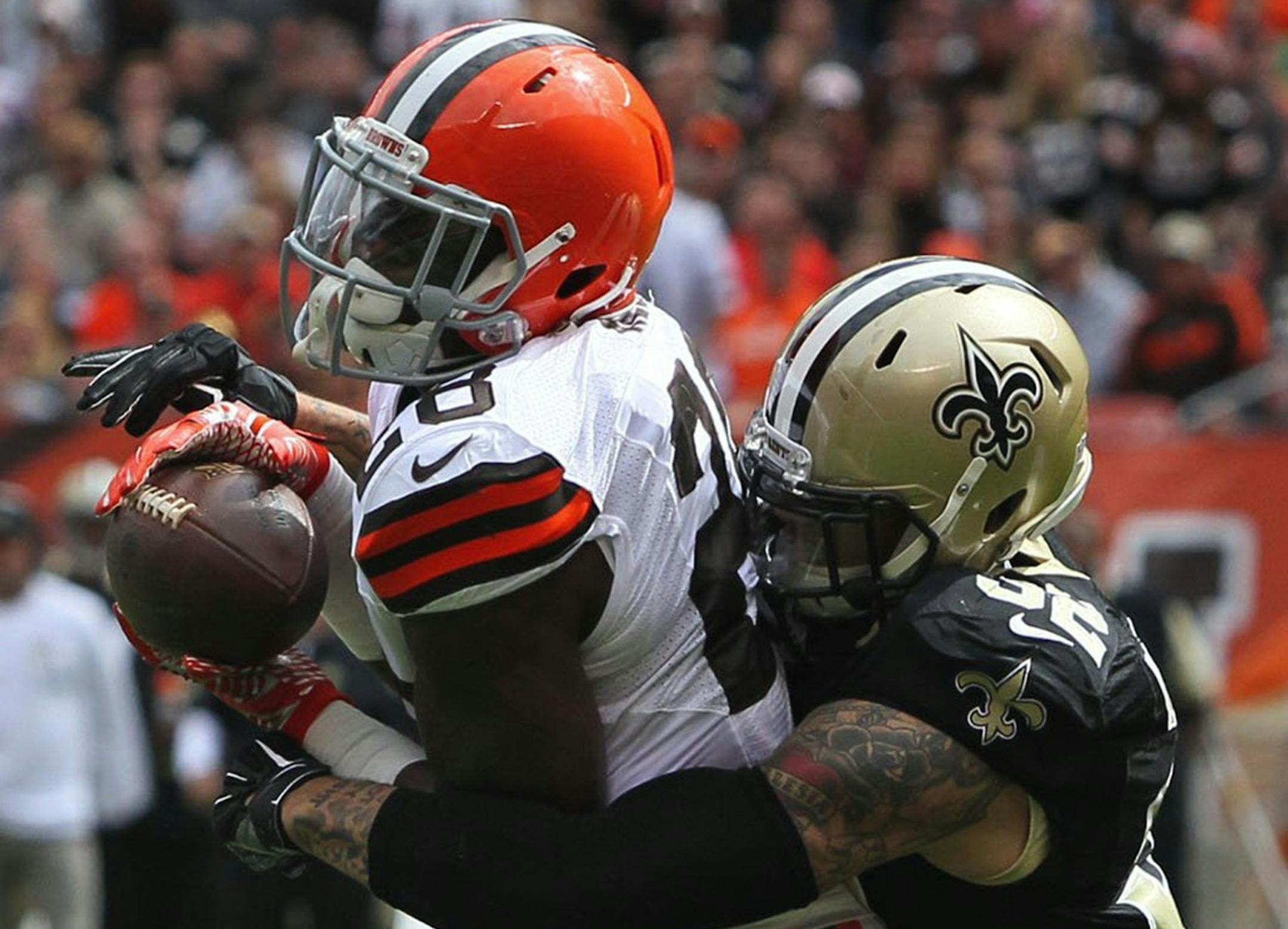 Cleveland running back Terrance West, left, catches a Brian Hoyer pass in front of New Orleans safety Kenny Vaccaro during the Browns 26-24 victory over the Saints at FirstEnergy Stadium on Sunday, Sept. 14, 2014, in Cleveland, Ohio. (Ed Suba Jr./Akron Beacon Journal/MCT)