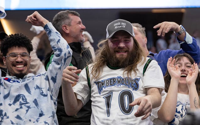 Timberwolves fans celebrated during Game 2 against Phoenix.