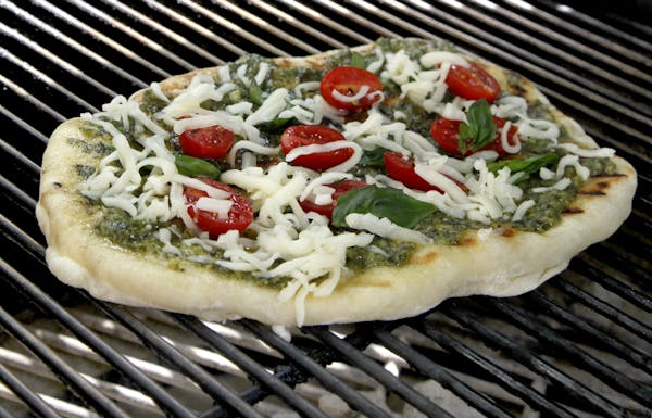 TOM WALLACE &#x2022; twallace@startribune.com Assignment #20013245A Slug: pizza072210 Date: July 13, Illustrate cooking pizza on outdoor grill< kim Od