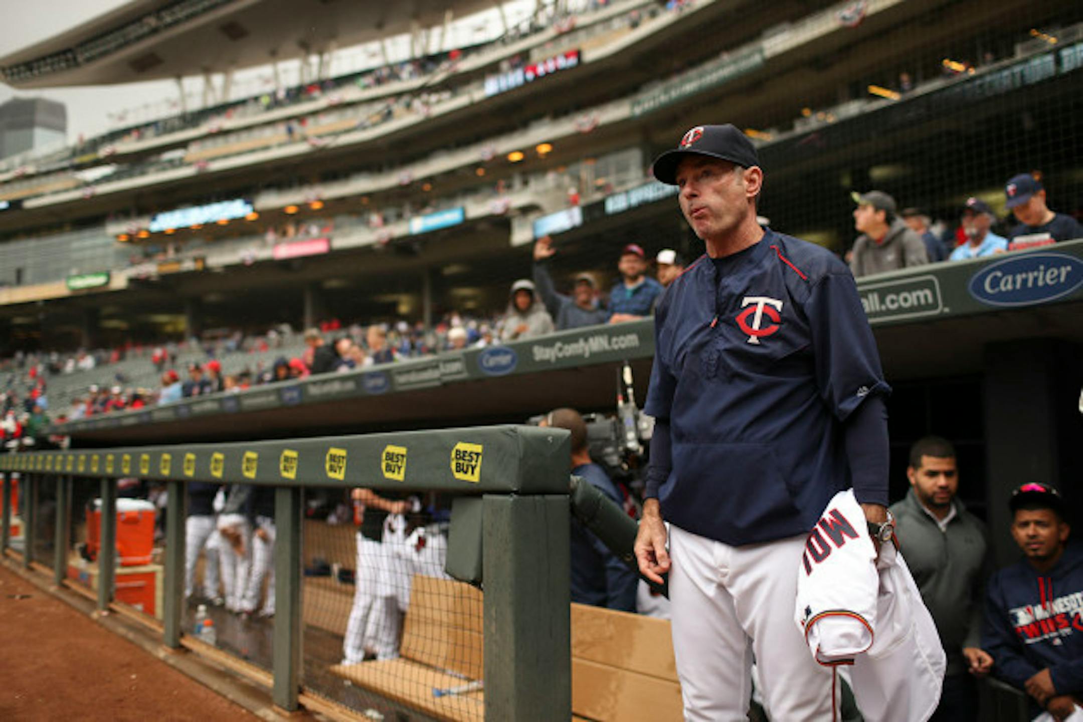Manager Paul Molitor waited to give his jersey to a lucky fan after the Twins lost their final home game of the season Sunday afternoon.