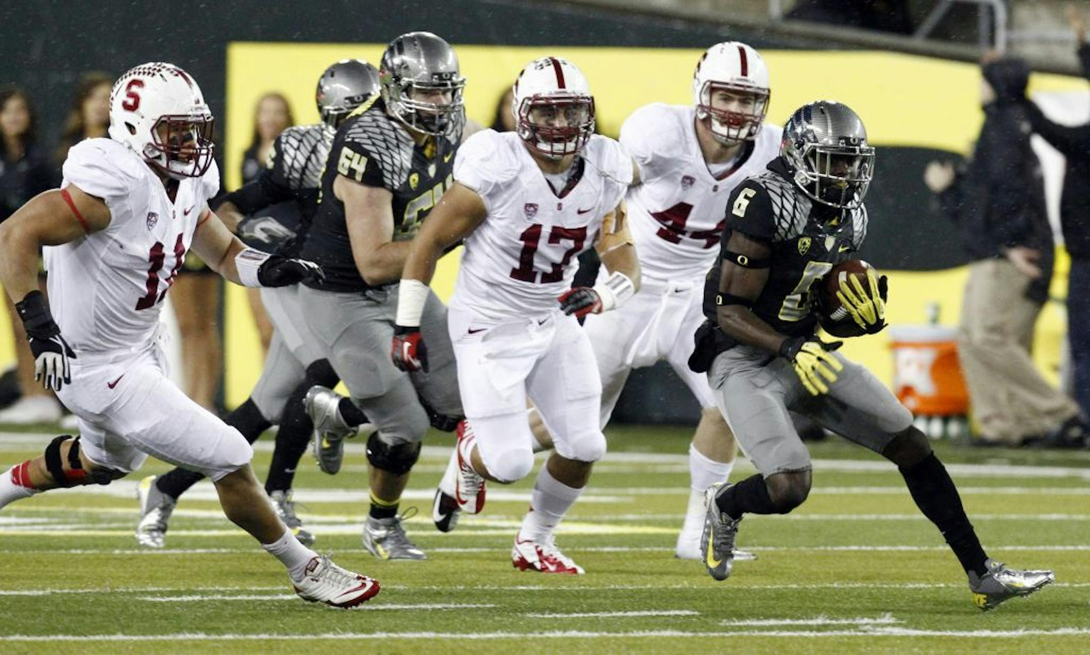 Oregon running back De'Anthony Thomas, right, tried to elude Stanford defenders (from left) hayne Skov, A. J. Tarpley and Chase Thomas during the first half of Stanford's 17-14 overtime upset of the No. 2-ranked Ducks in Eugene, Ore., on Saturday.