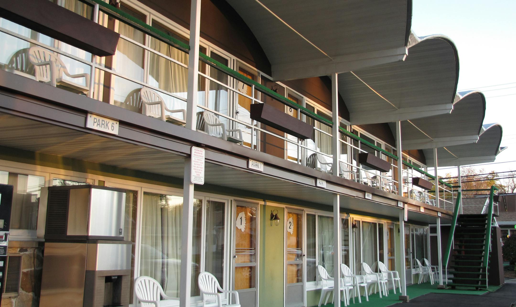Wisconsin Dells Blackhawk Motel. Photo by Lisa Meyers McClintick