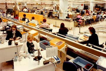 Workers assembled computer parts at Univac — then known as Sperry Univac — in 1977. 