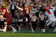 Gophers quarterback Athan Kaliakmanis threw a pass during the second half against Illinois.