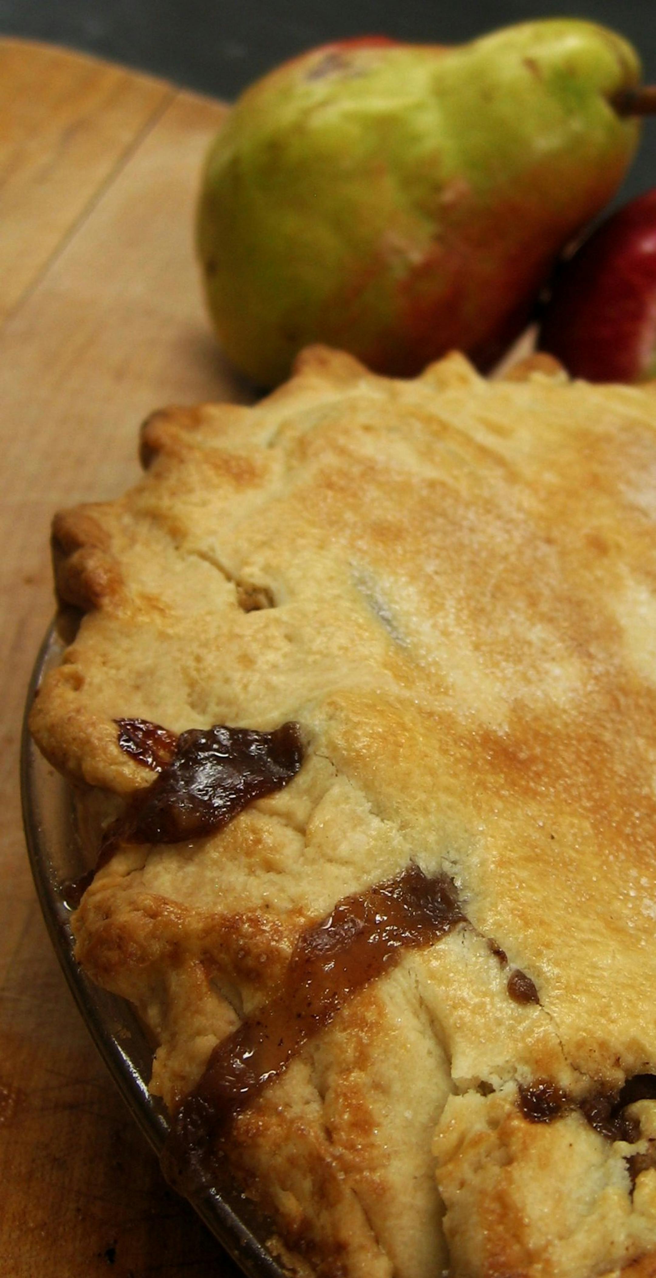 Put together tart apples and sweet pears and flavor with cinnamon and nutmeg for a seasonal pie. (Sylvia Rector/Detroit Free Press/MCT) ORG XMIT: 1145592