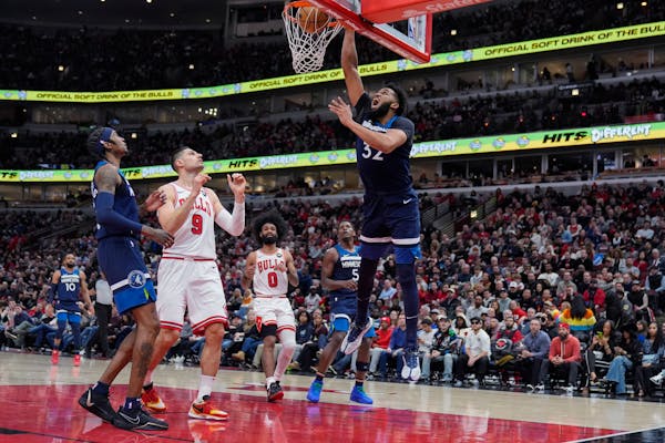 Timberwolves center Karl-Anthony Towns dunked against the Bulls during the first half Tuesday night in Chicago.