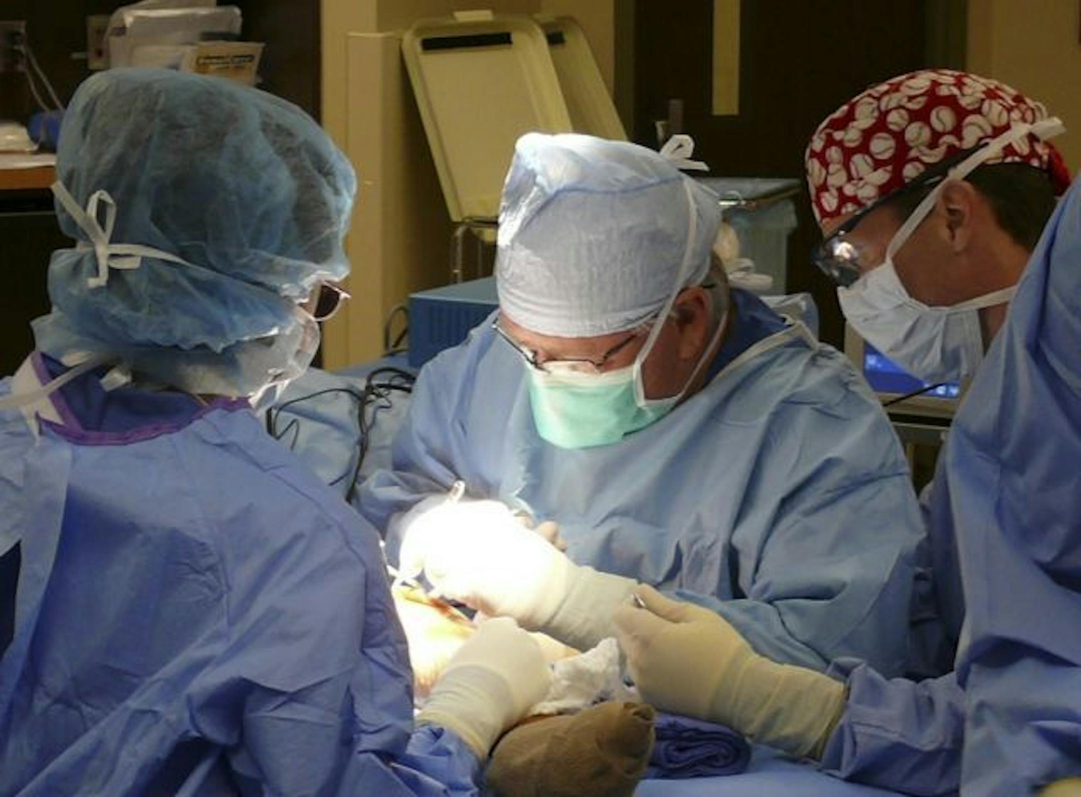 This undated handout provided by the Andrews Institute shows Dr. James Andrews, center, operating at the Andrews Institute for Orthopedics and Sports Medicine in Gulf Breeze, Fla.
