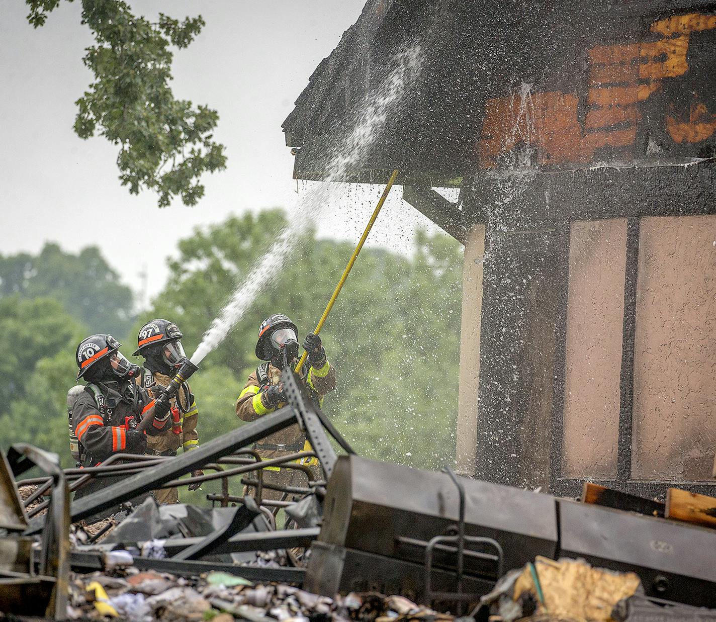 Fire crew from Mendota Heights, Inver Grove Heights, Eagan, and South Metro battled a fire at the Mendakota Country Club that started around 4:30 a.m., Friday, July 13, 2018 in Mendota Heights, MN. ] ELIZABETH FLORES &#xef; liz.flores@startribune.com